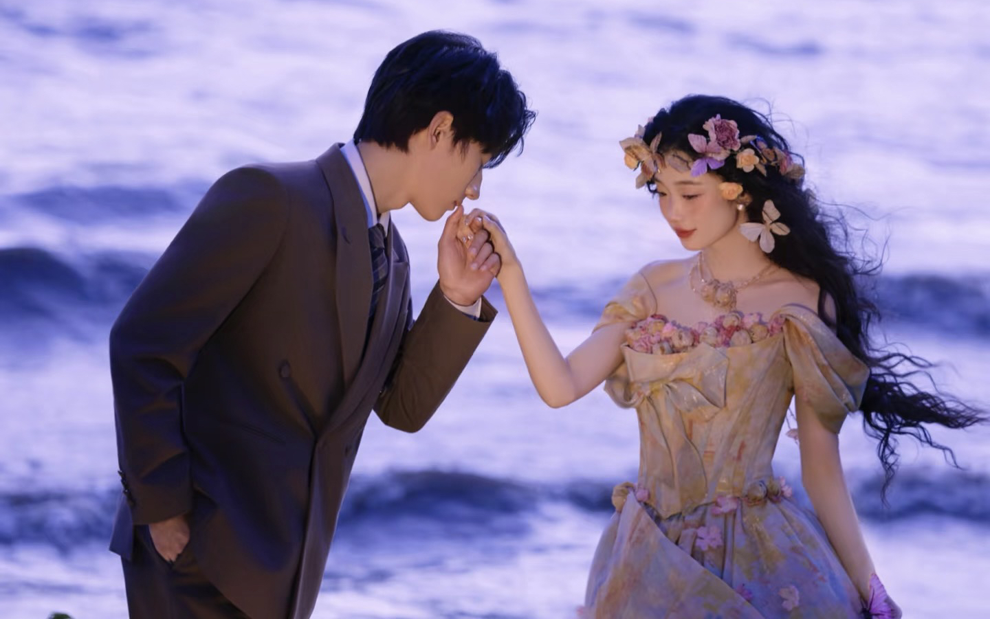 紫色蝶梦海景氛围婚纱照