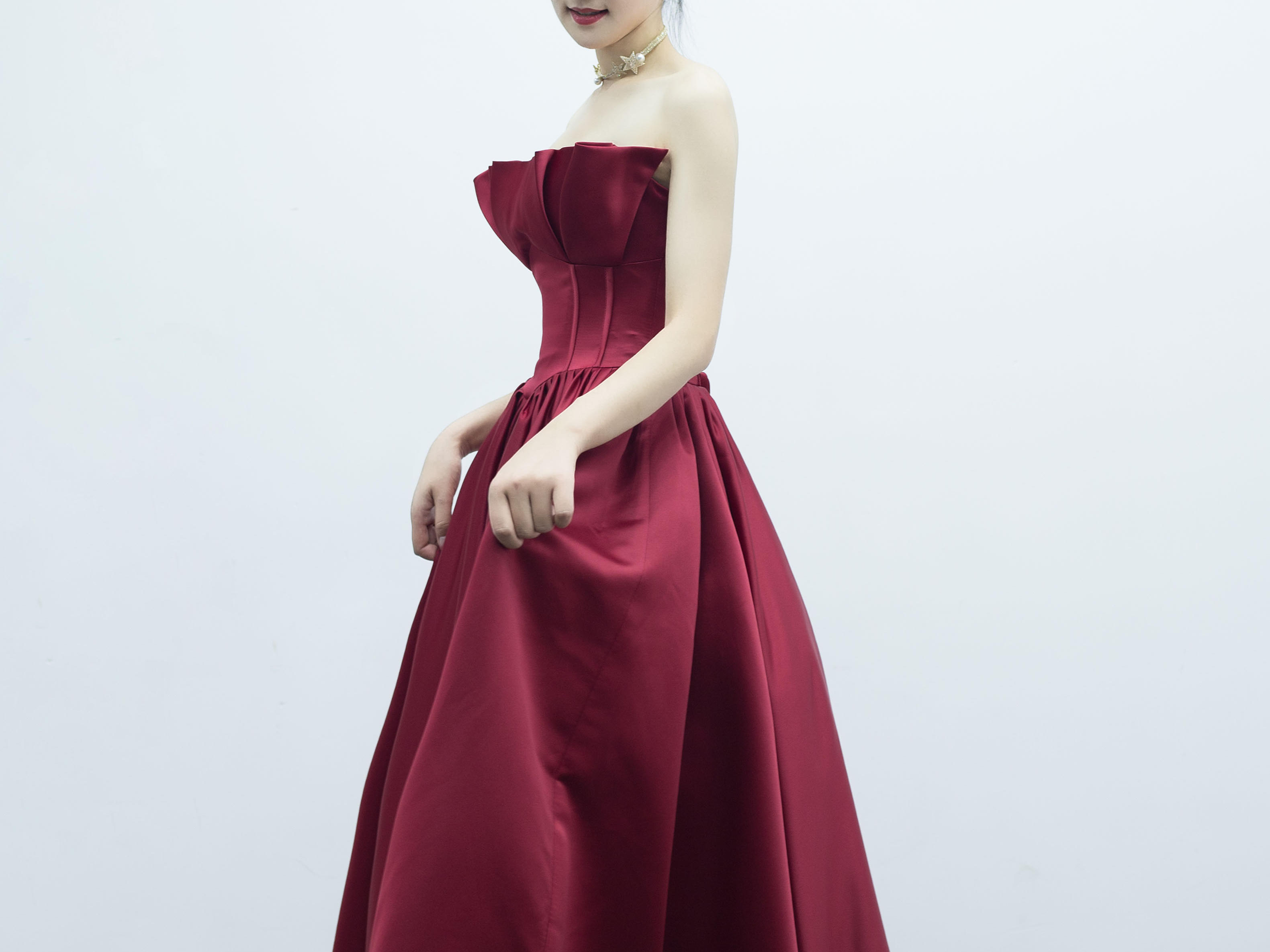 充满着蕾丝点缀的鱼尾婚纱，毫不刻意地展现身材。