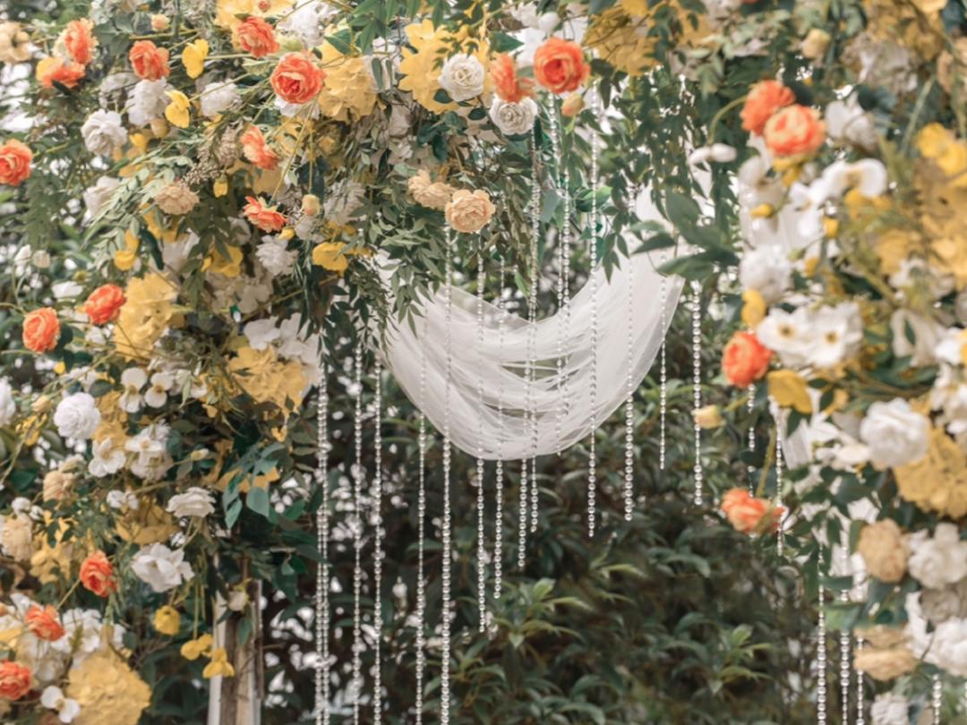 一万加的小预算黄色户外婚礼