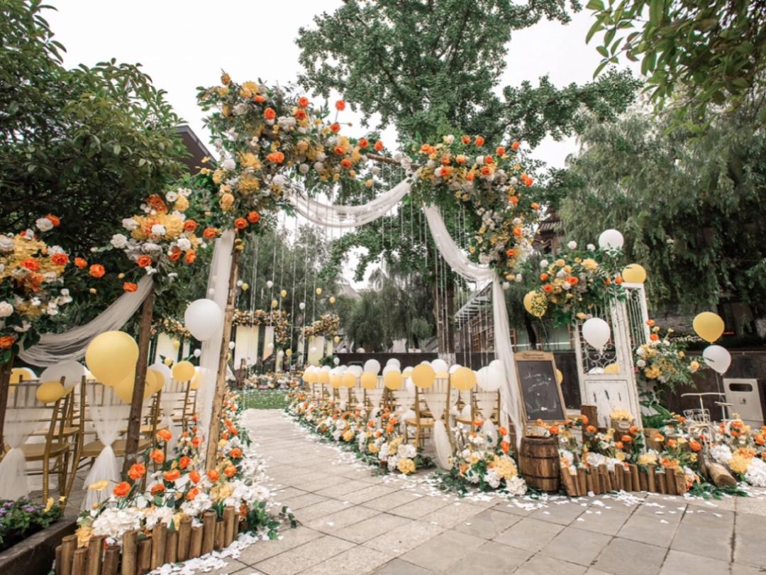 一万加的小预算黄色户外婚礼