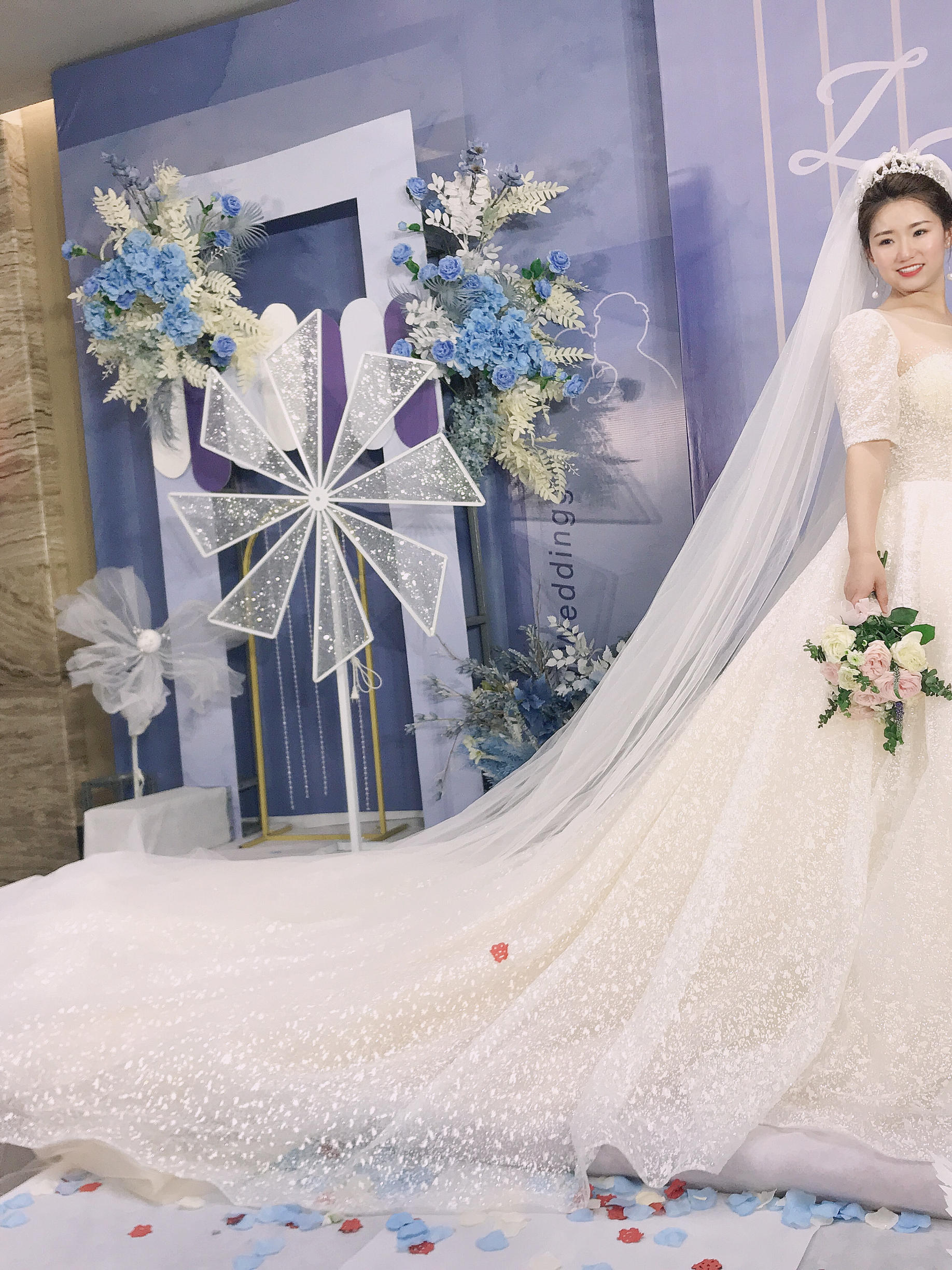 劲爆团购2180婚礼当天礼服跟妆全包套餐