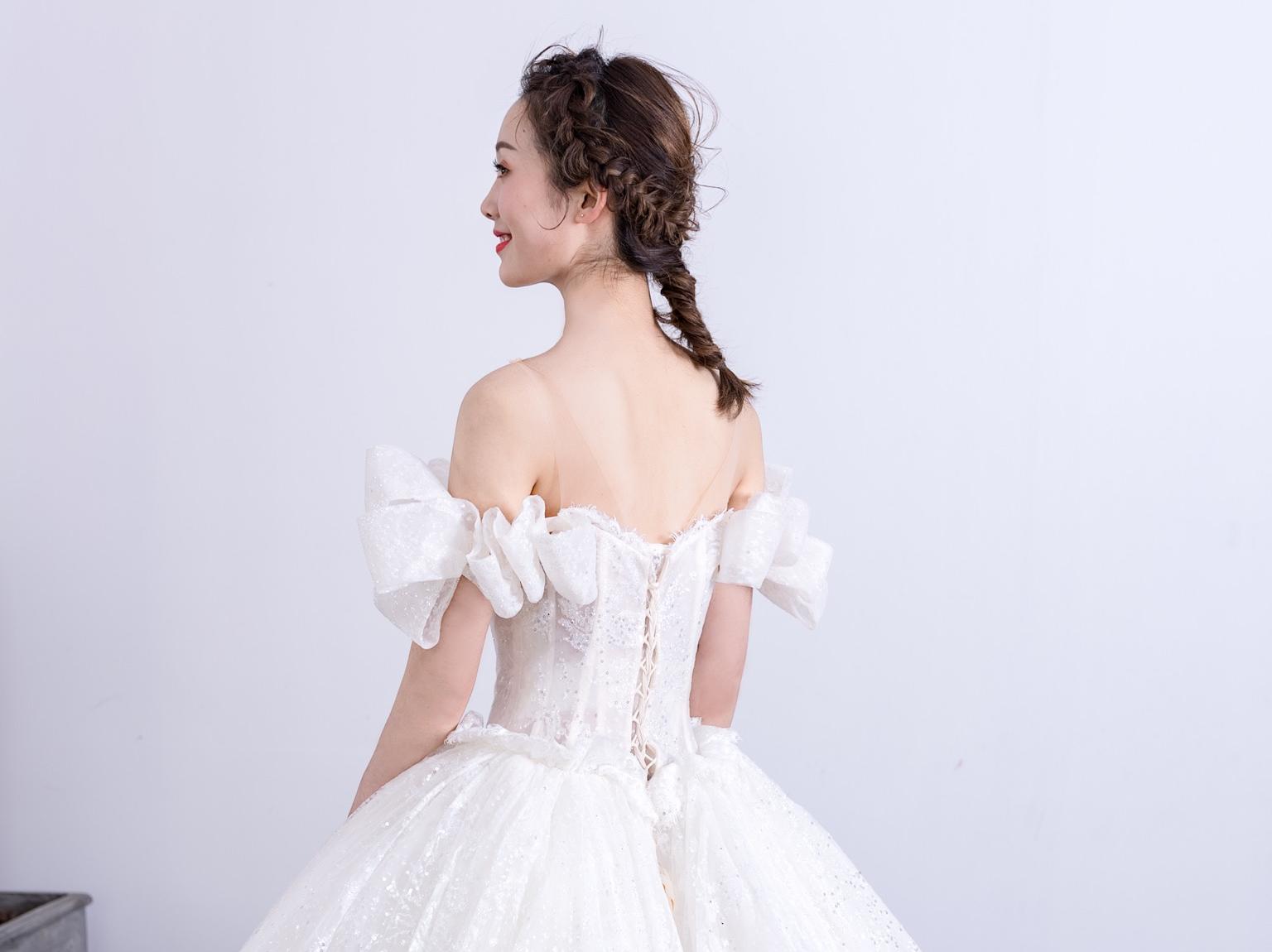 甜美蝴蝶结，洁白亮片大拖尾婚纱