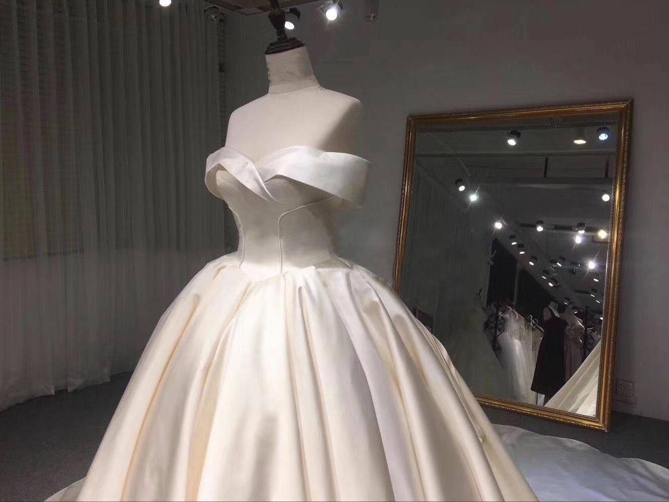 人气一字肩显瘦进口缎面主婚纱送伴娘服送口红