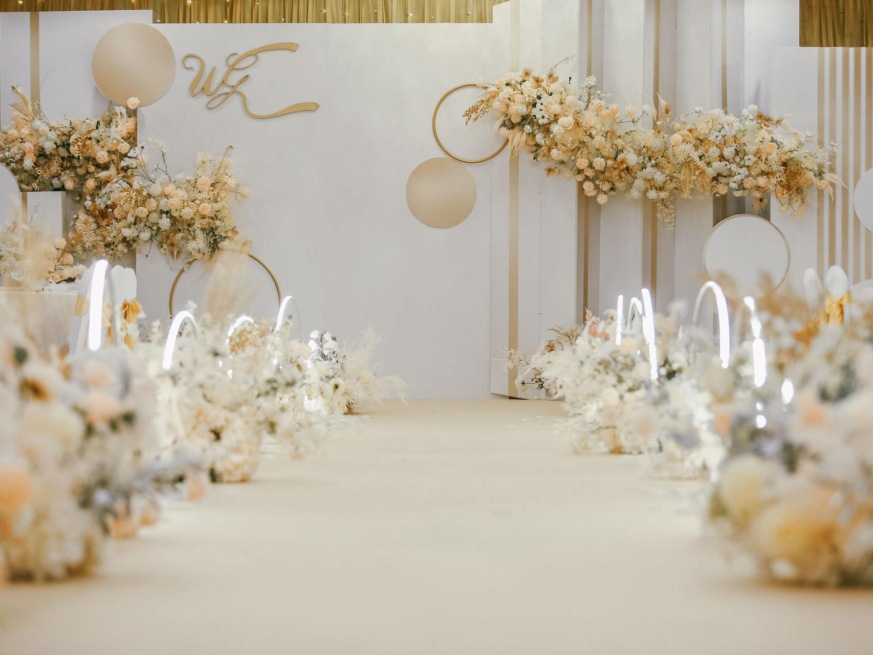 沉浸式个性主题婚礼布置。