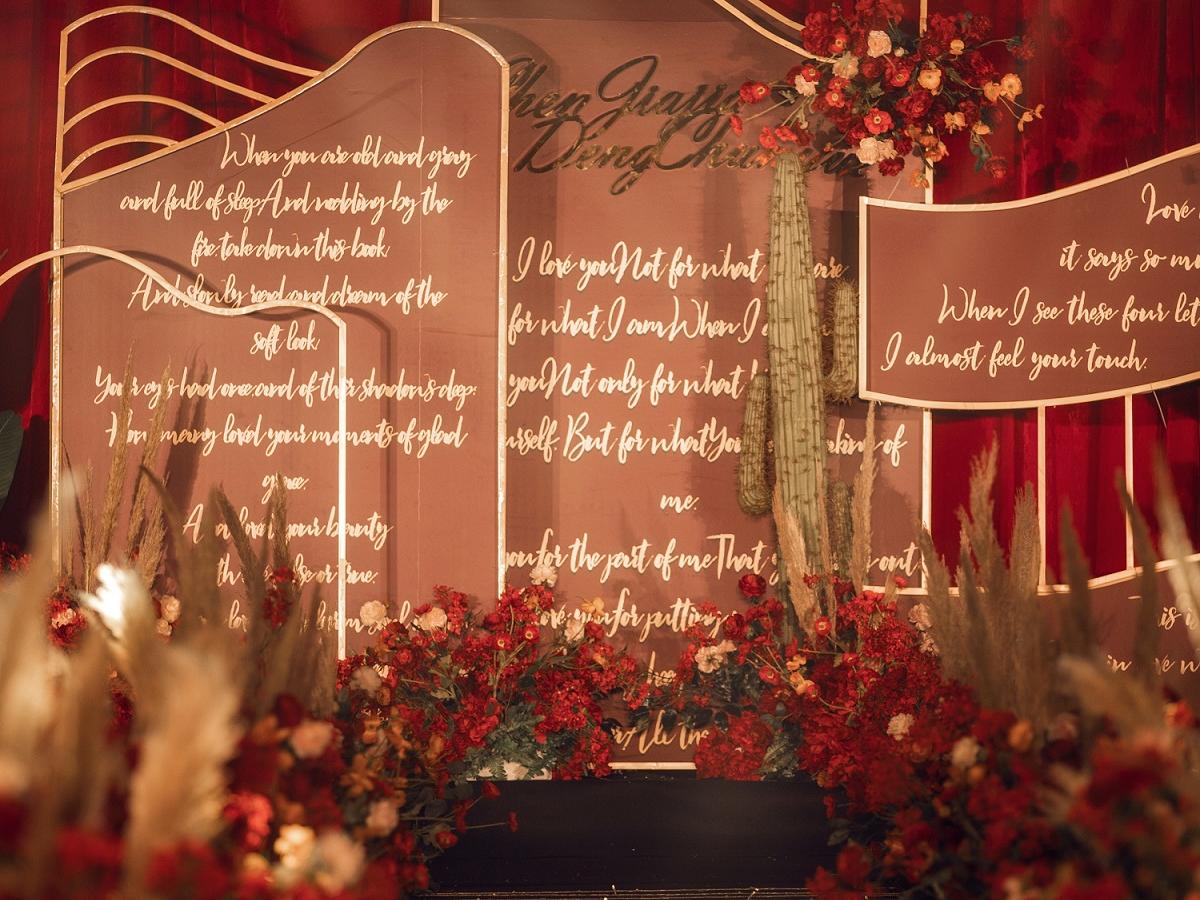 室内西式小预算简约红色婚礼