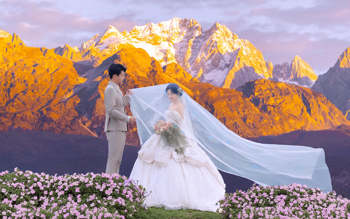 看！是日照金山哦