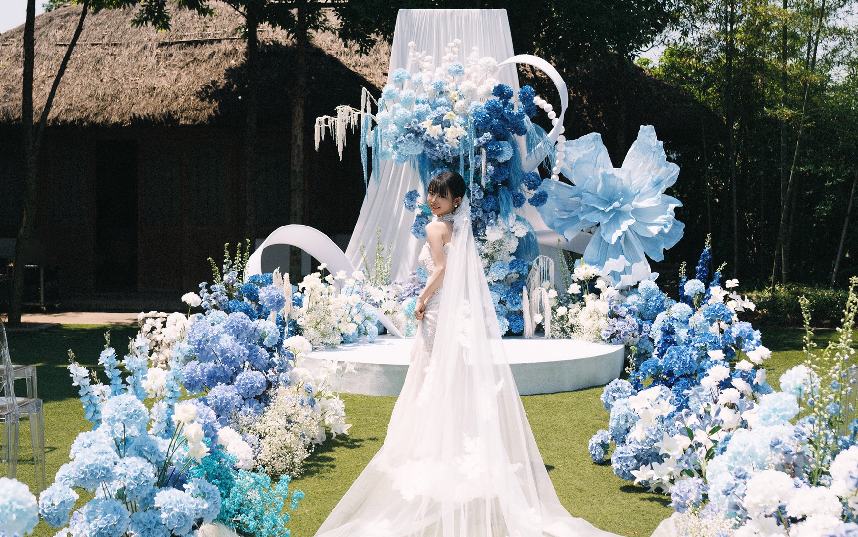 小众蓝白草坪婚礼