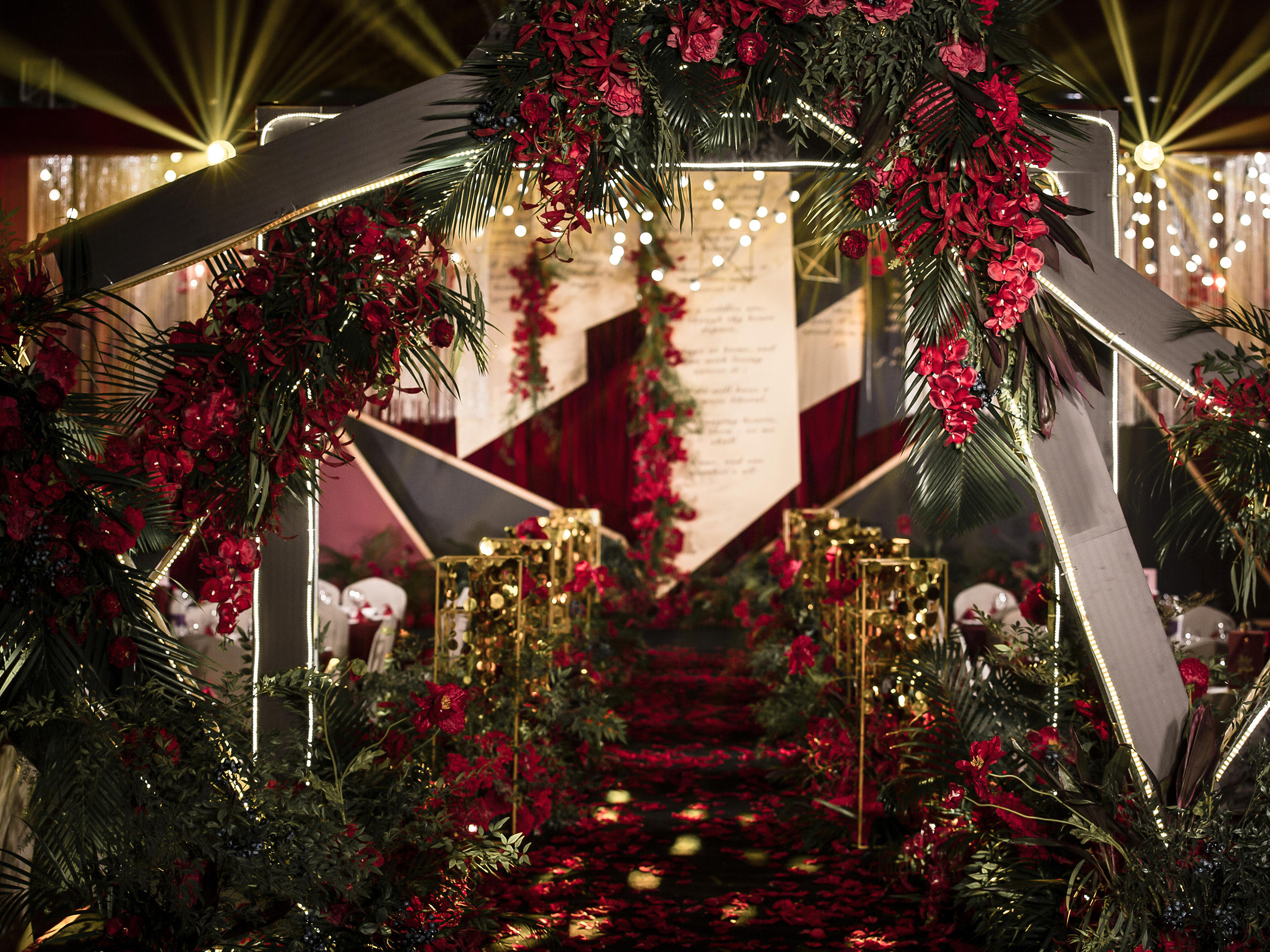 复古色 勃艮第红与现代黑的碰撞