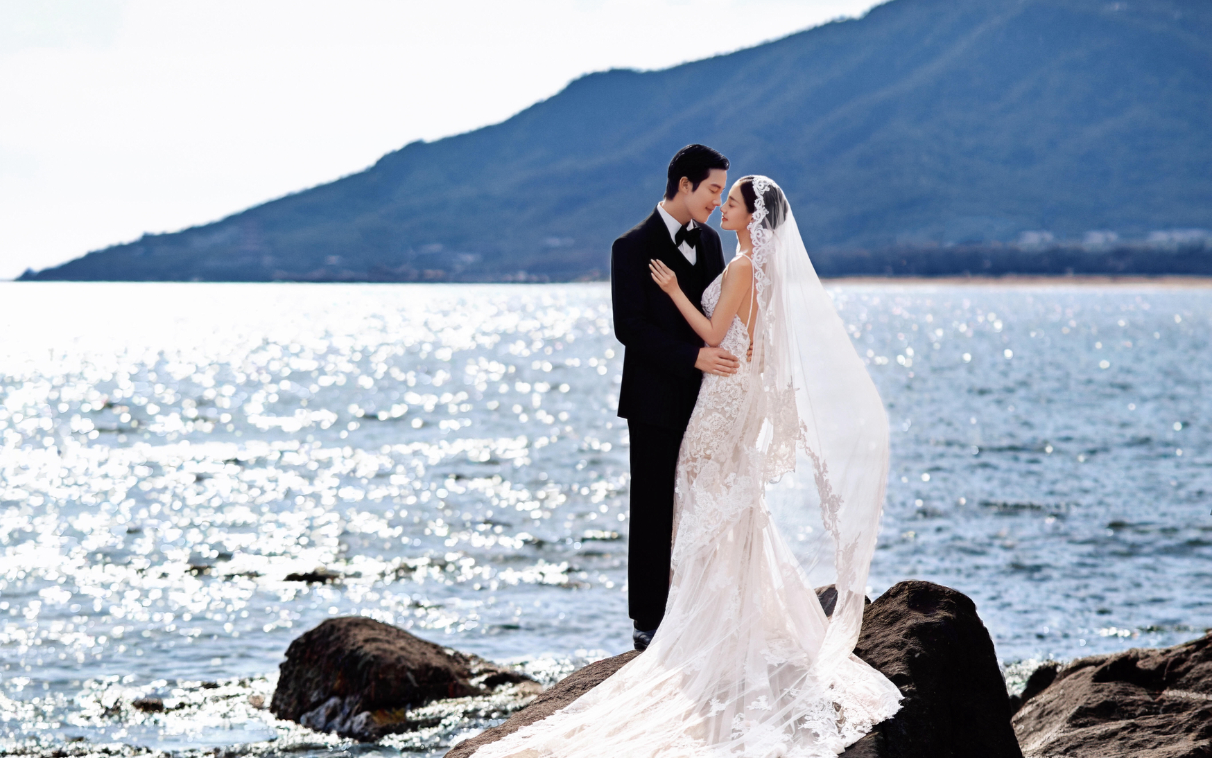 超美的礁石婚纱照