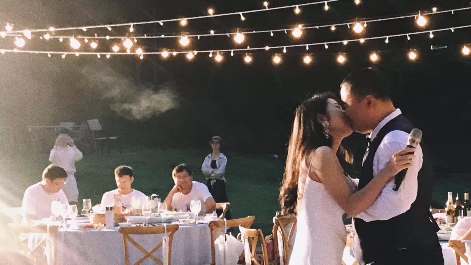 民宿户外婚礼晚宴 轻松愉悦的氛围