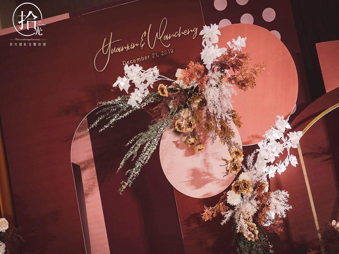 【拾光婚礼】|（极简风设计感红色系室内婚礼布置）