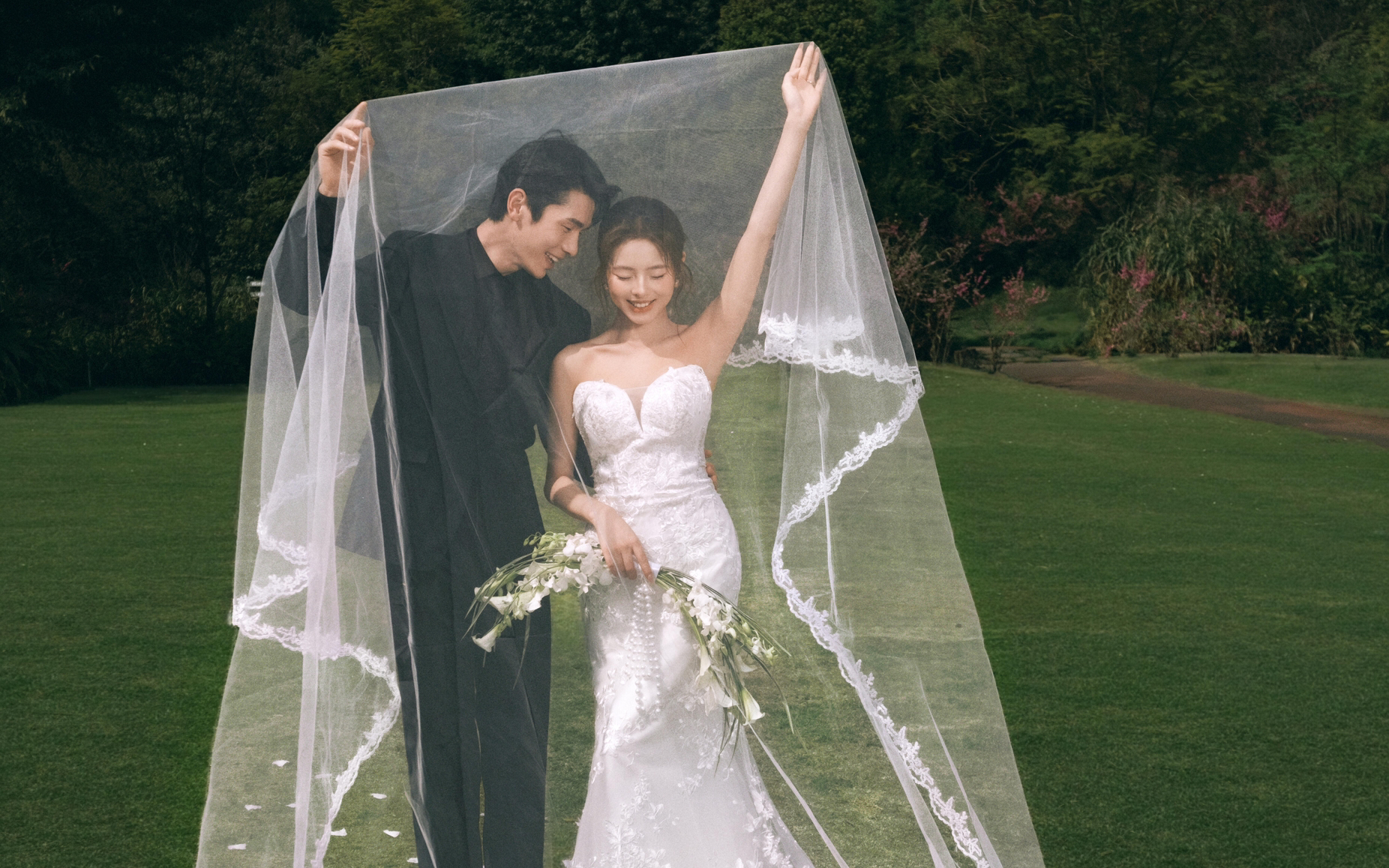 藏在绿意里的浪漫｜我的草坪婚纱照太绝了