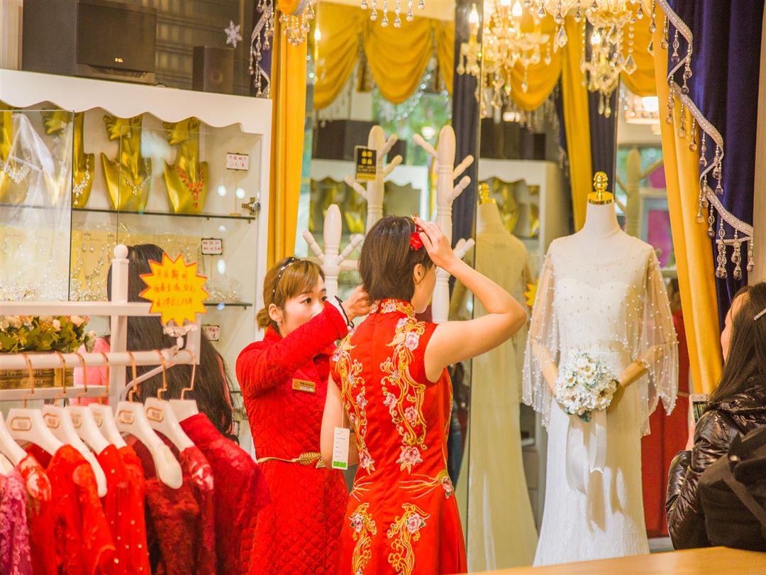 桂林【绚莉婚纱礼服】齐地婚纱拖尾婚纱出租