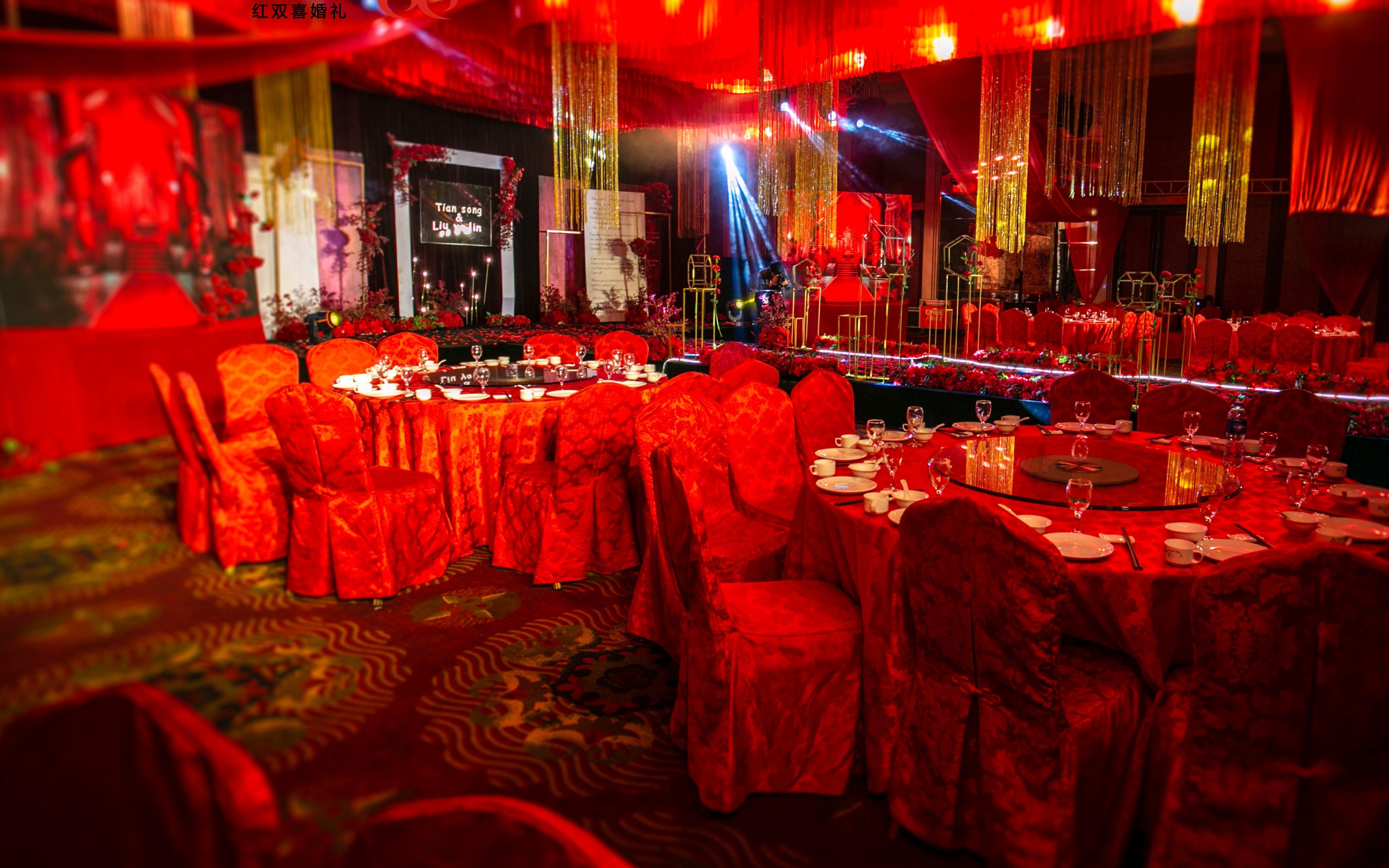 高雅大气的红金色系，华贵富丽，彰显了爱情的火热