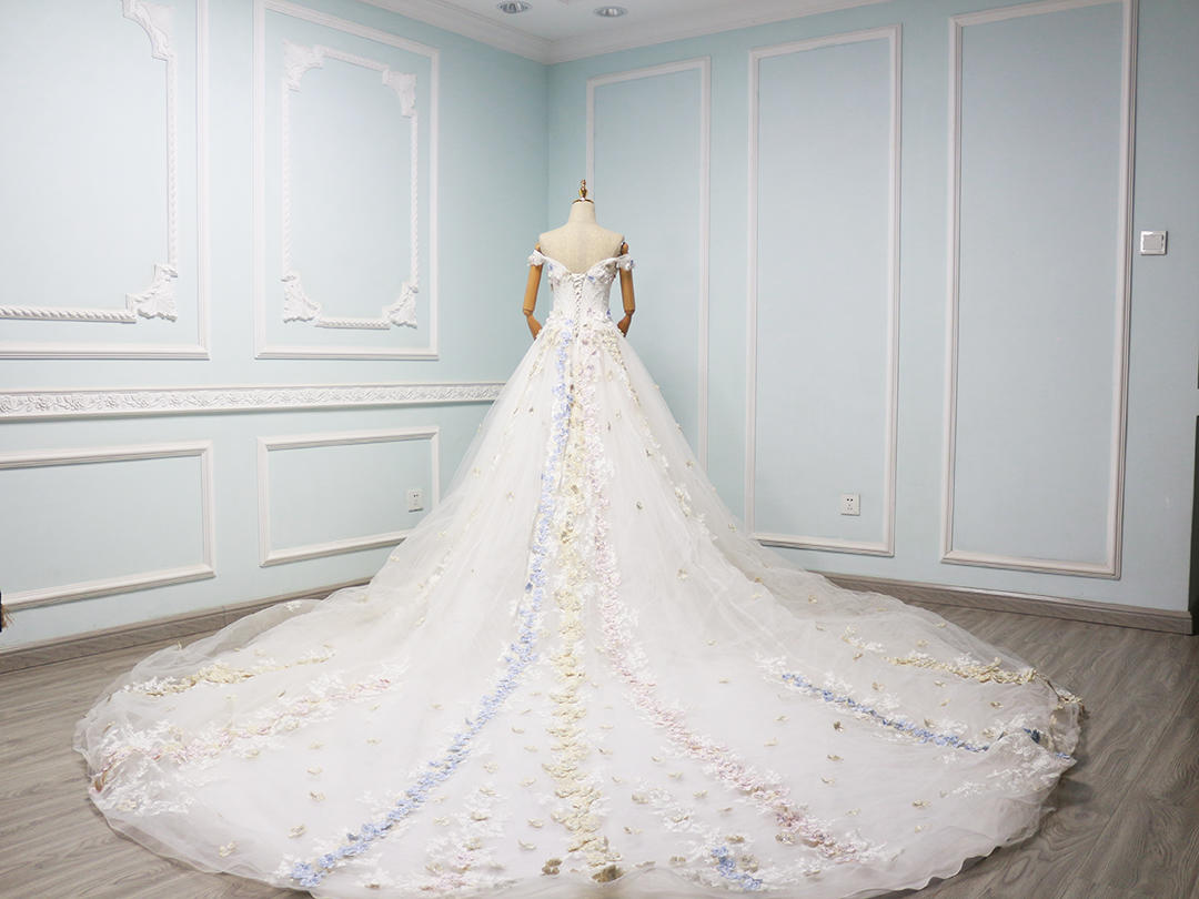 【婚纱出售】琦瑞诗手工花瓣5米拖尾婚纱