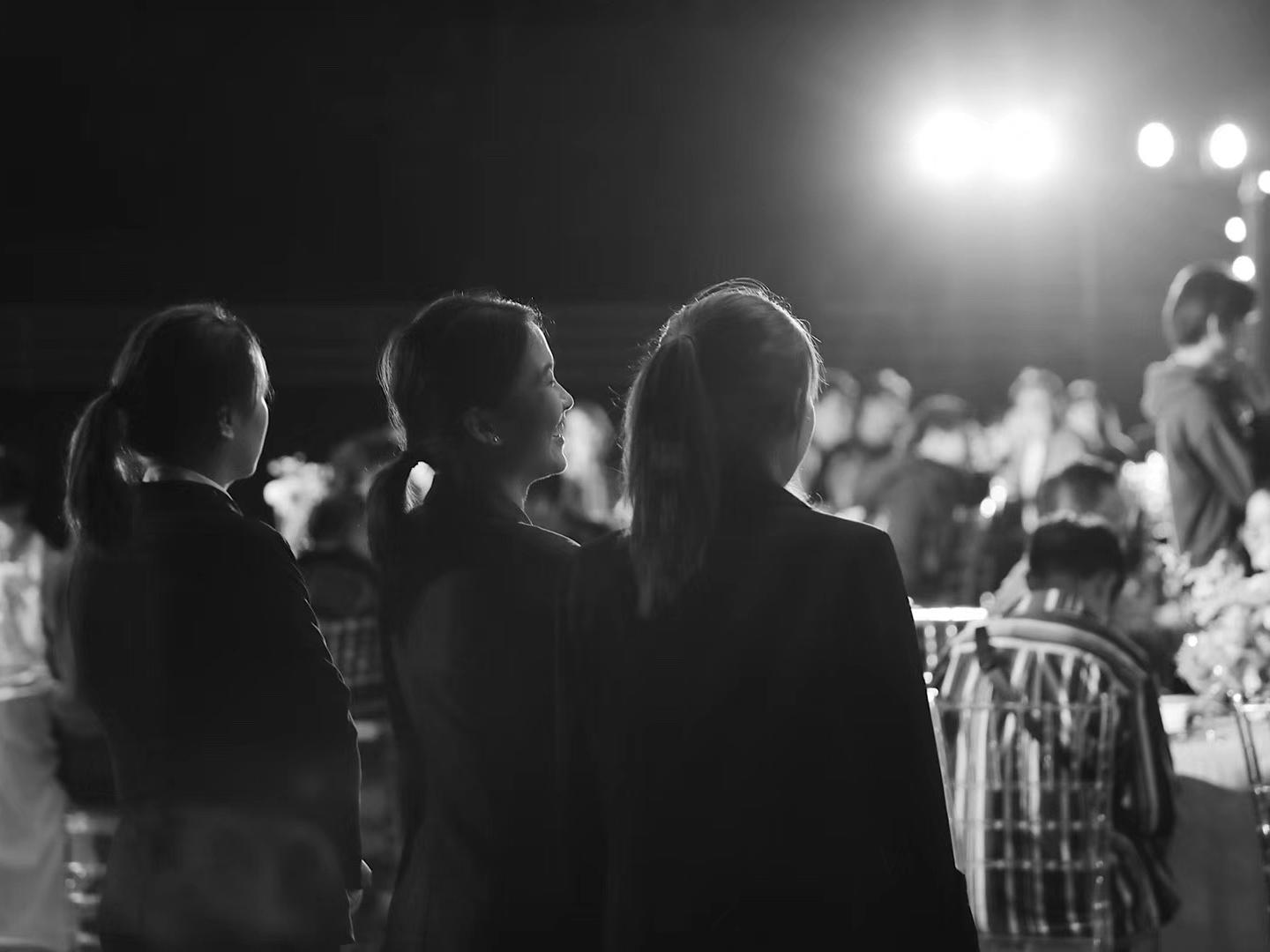 全天放心型管家一名+主持人+DJ+督导