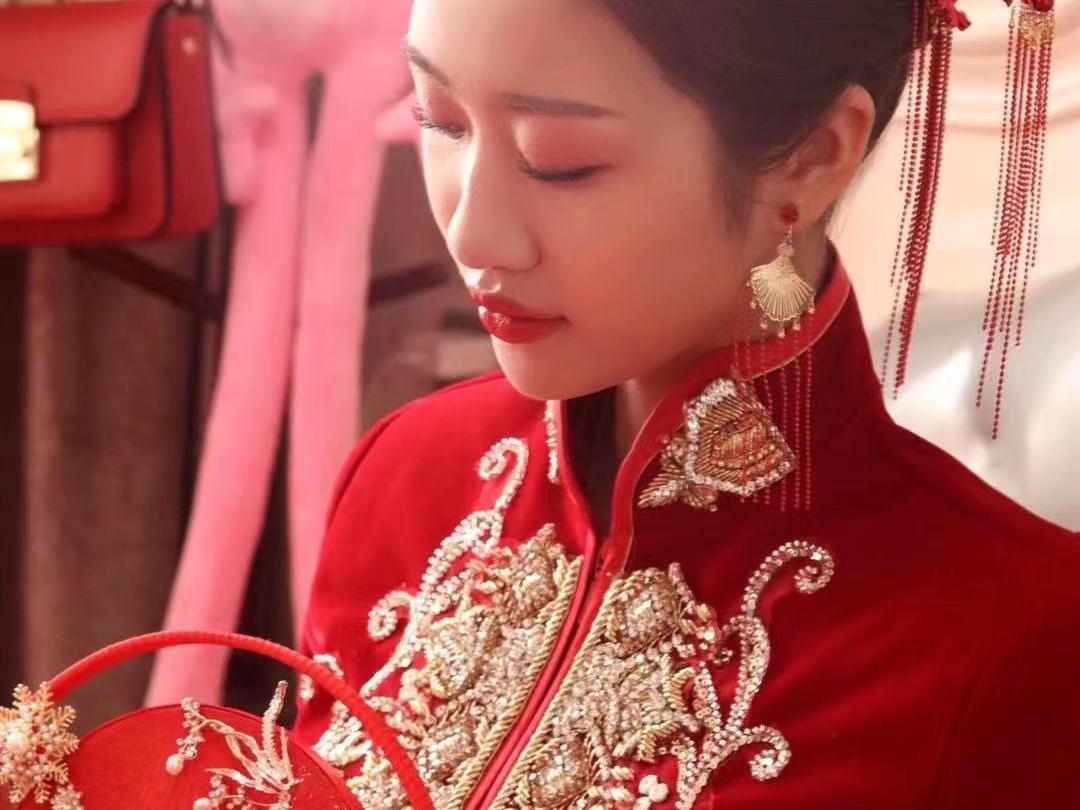 首席全程跟妆+全新精美镶钻三件套全包+1个妈妈妆