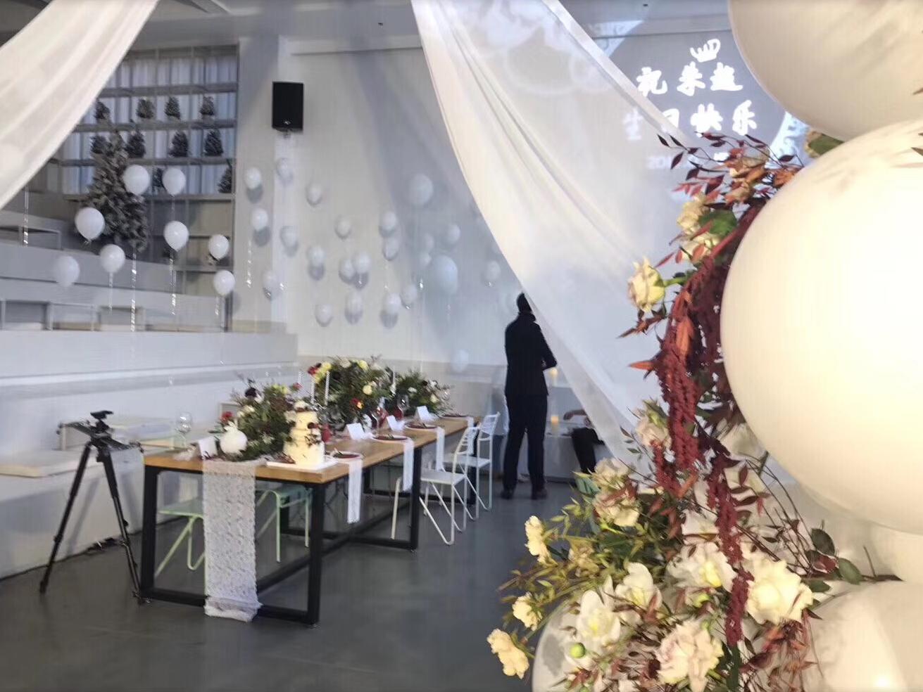 30-50人网红民宿hilive白色气球婚礼