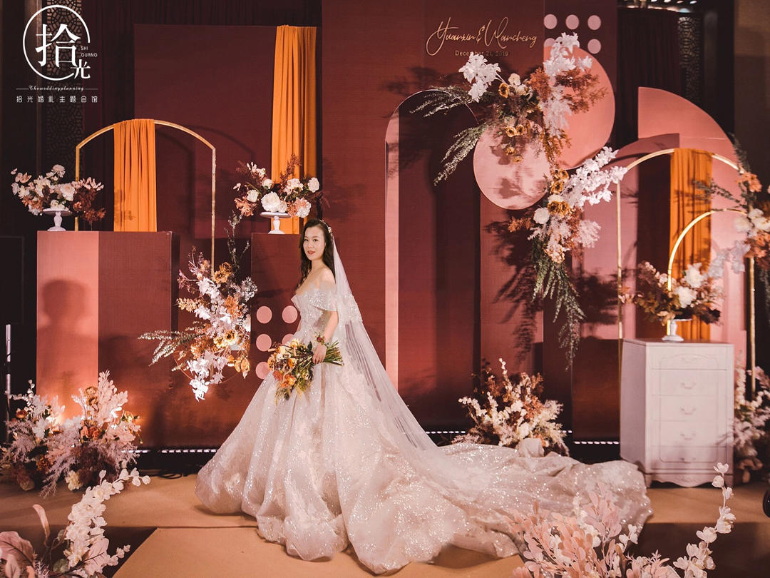 【拾光婚礼】|（极简风设计感红色系室内婚礼布置）