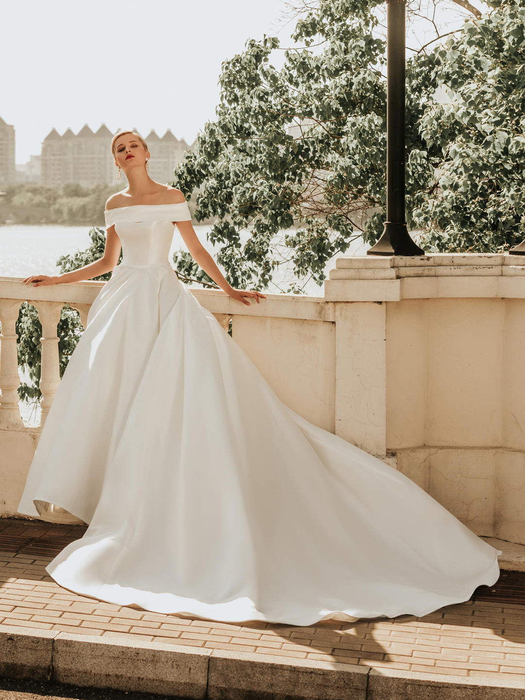 绝设婚纱端面一字肩小拖尾婚纱礼服