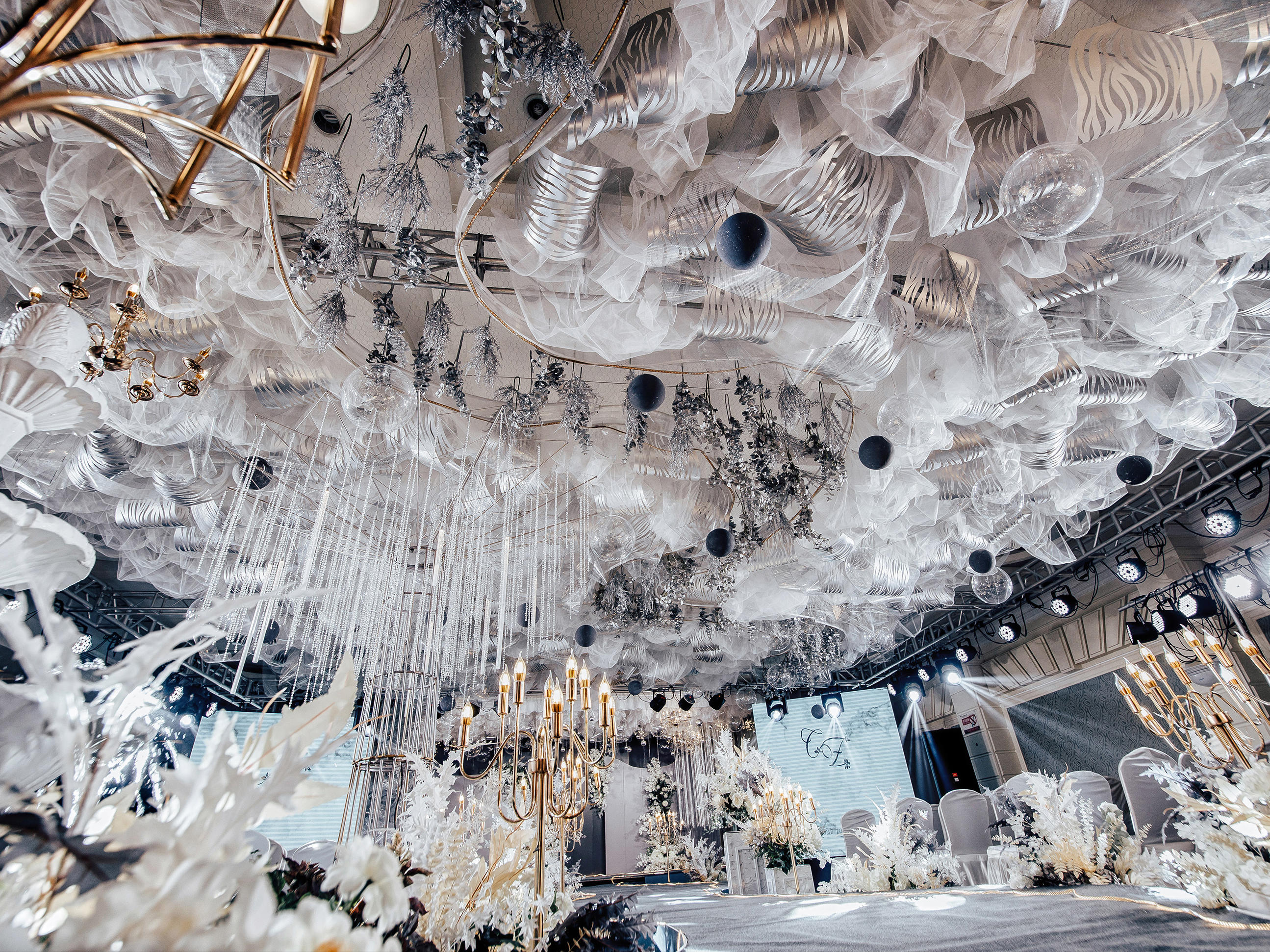 极简的高级灰，丰富视觉感受的同时又具有现代设计感