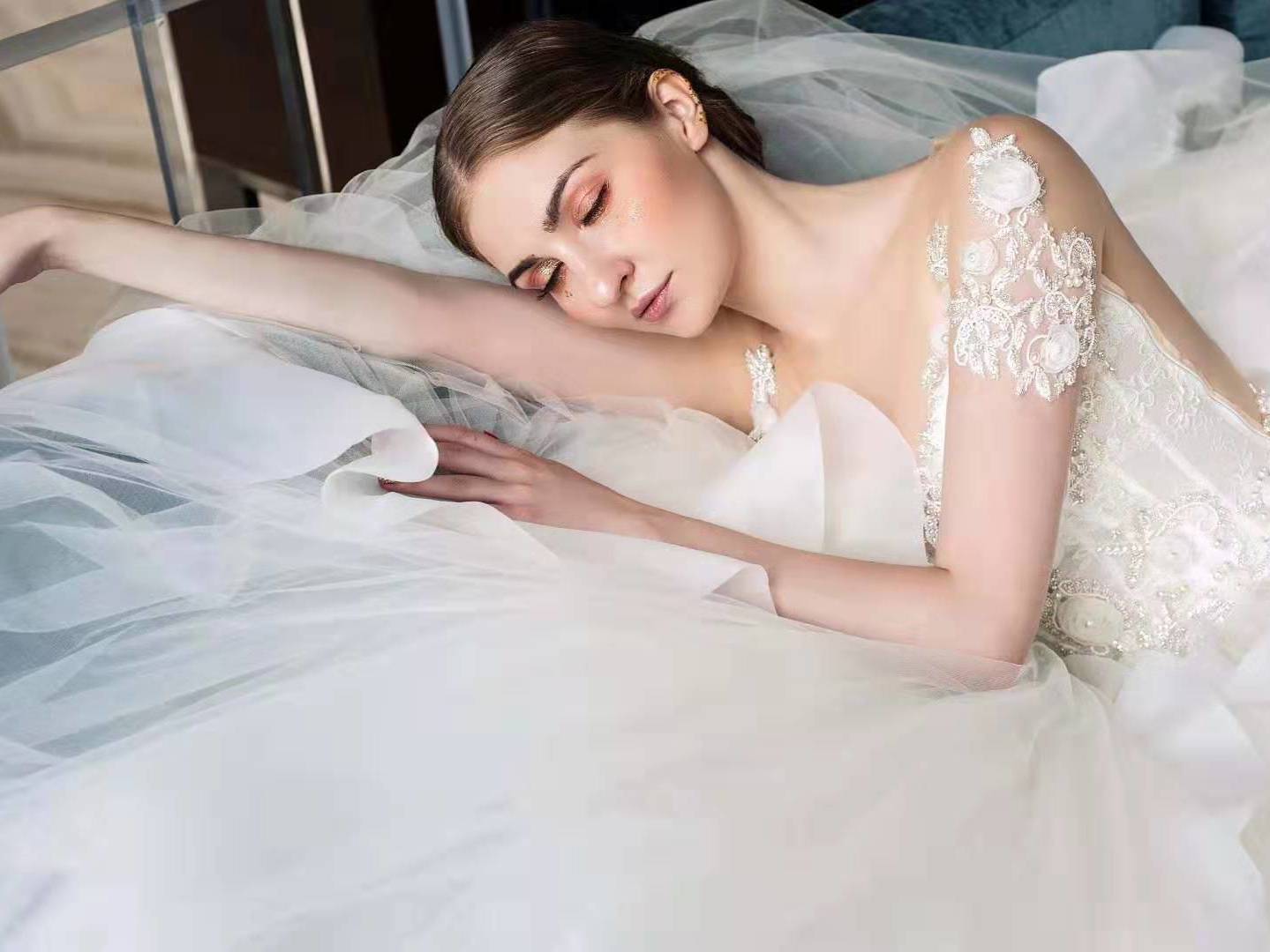 【限时专享】婚纱10件套+总监婚礼跟妆