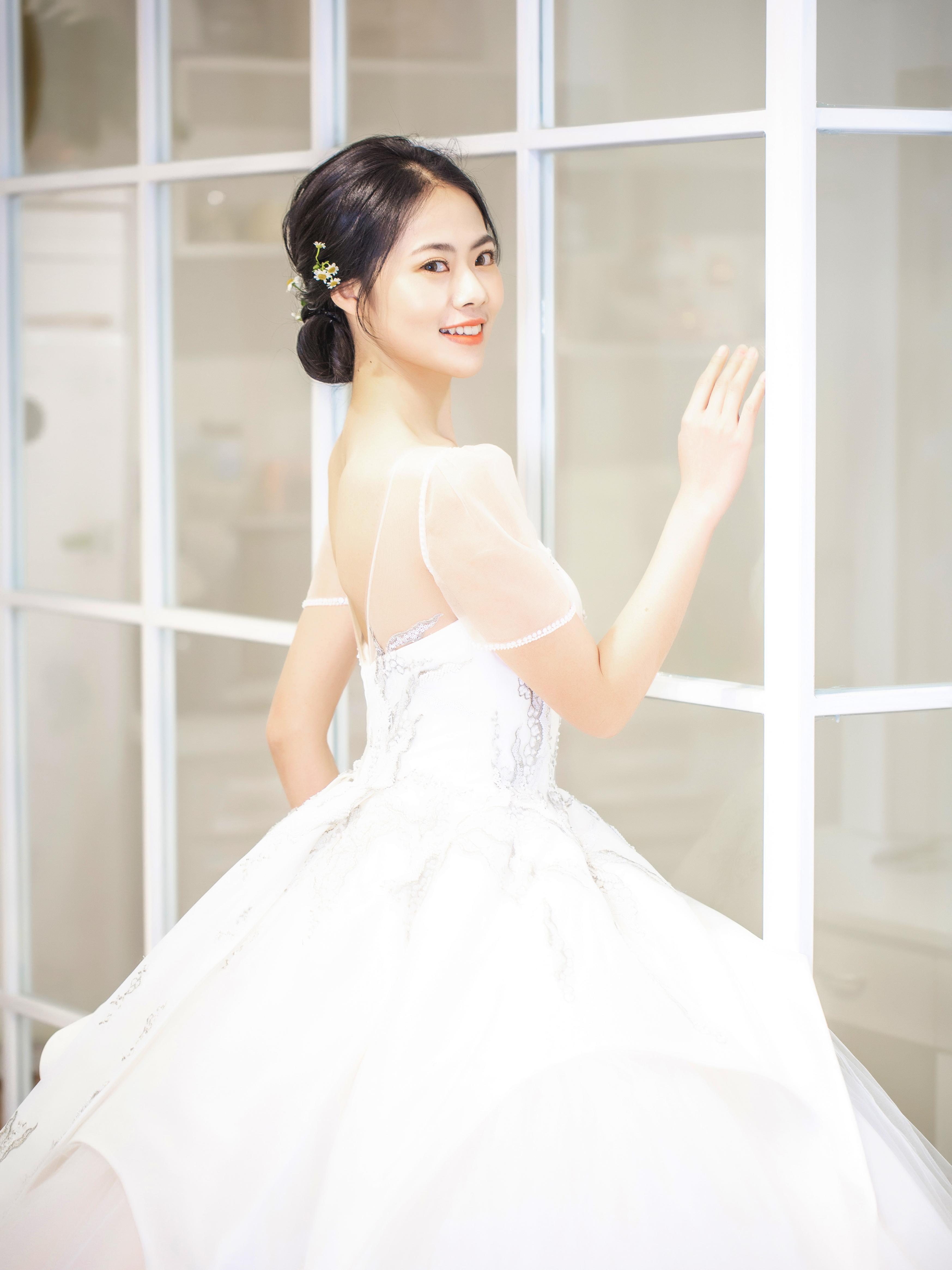 减龄缎面婚纱 燃爆所有俏皮优雅