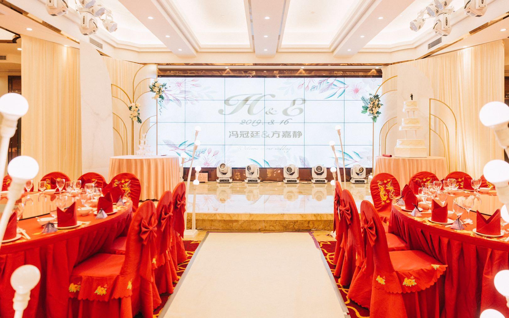 不含布置+摄影+摄像+化妆+免租婚纱或裙褂一套