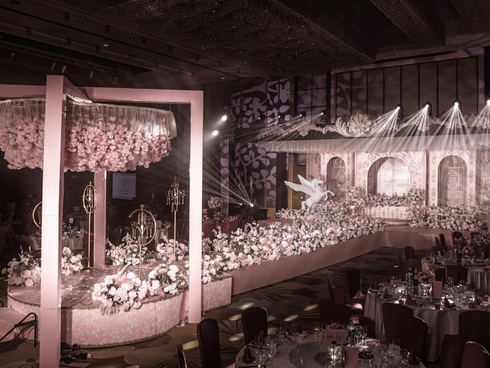 欧式粉色主题婚礼顶部装饰造型