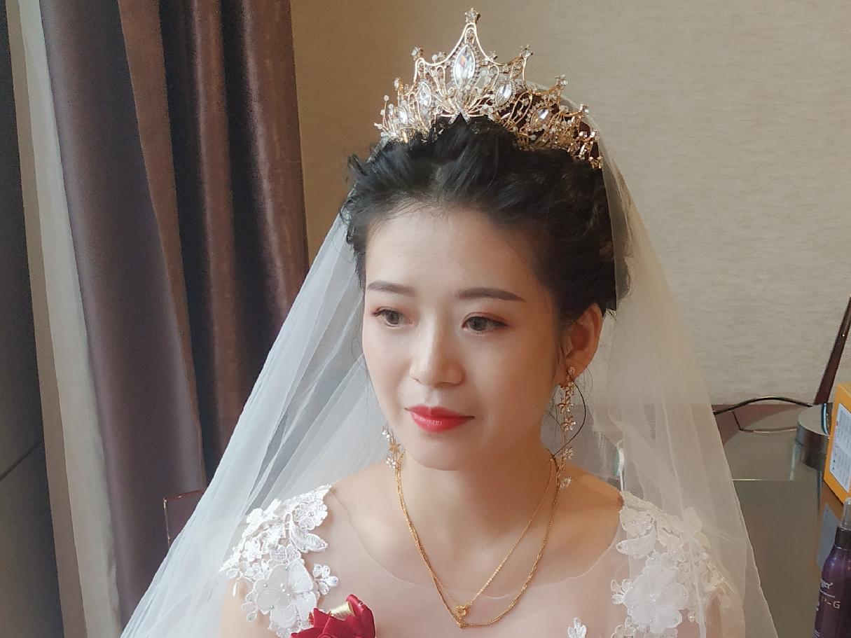 一顾倾城：全天跟妆女神套餐+2个亲友妆/伴娘妆