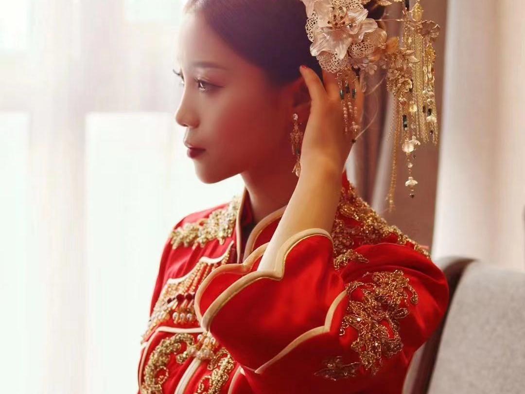 （全包套餐) 总监档全程跟妆+精美镶钻3件套+亲