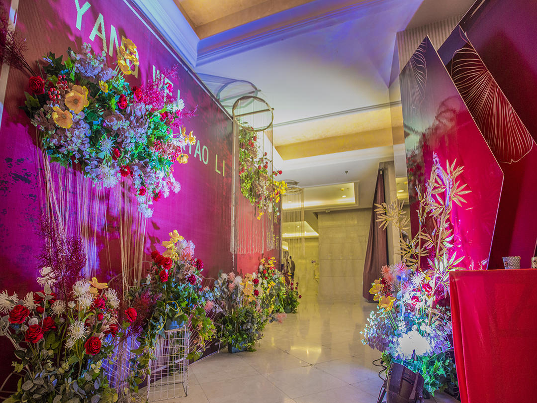 酒红色配金色高端大气新中式