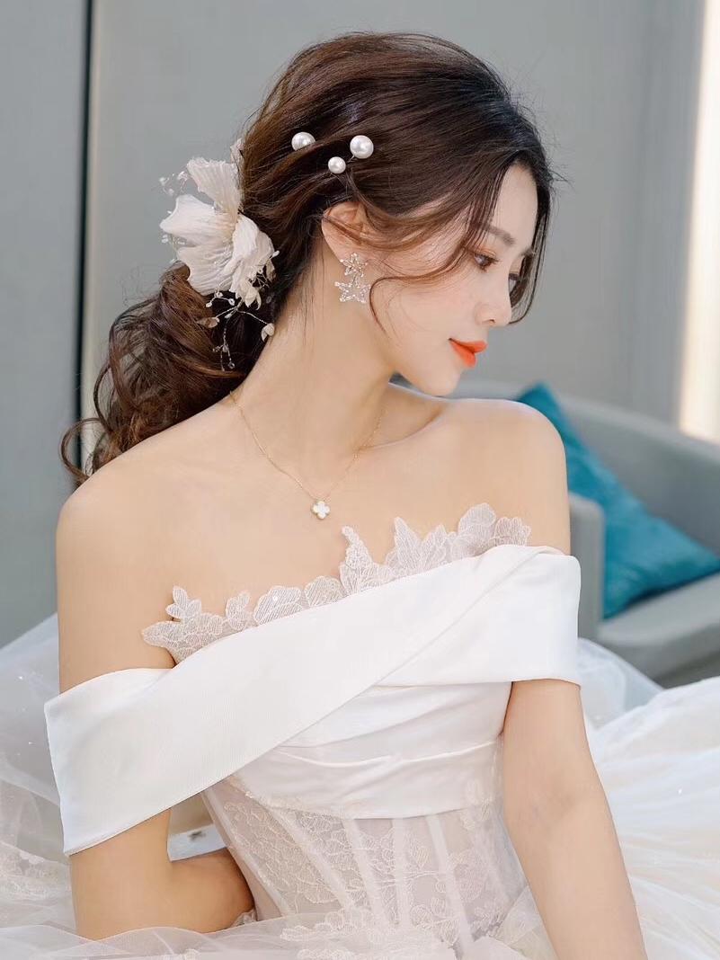 【DEAR YOU】资深化妆师+婚纱礼服套餐