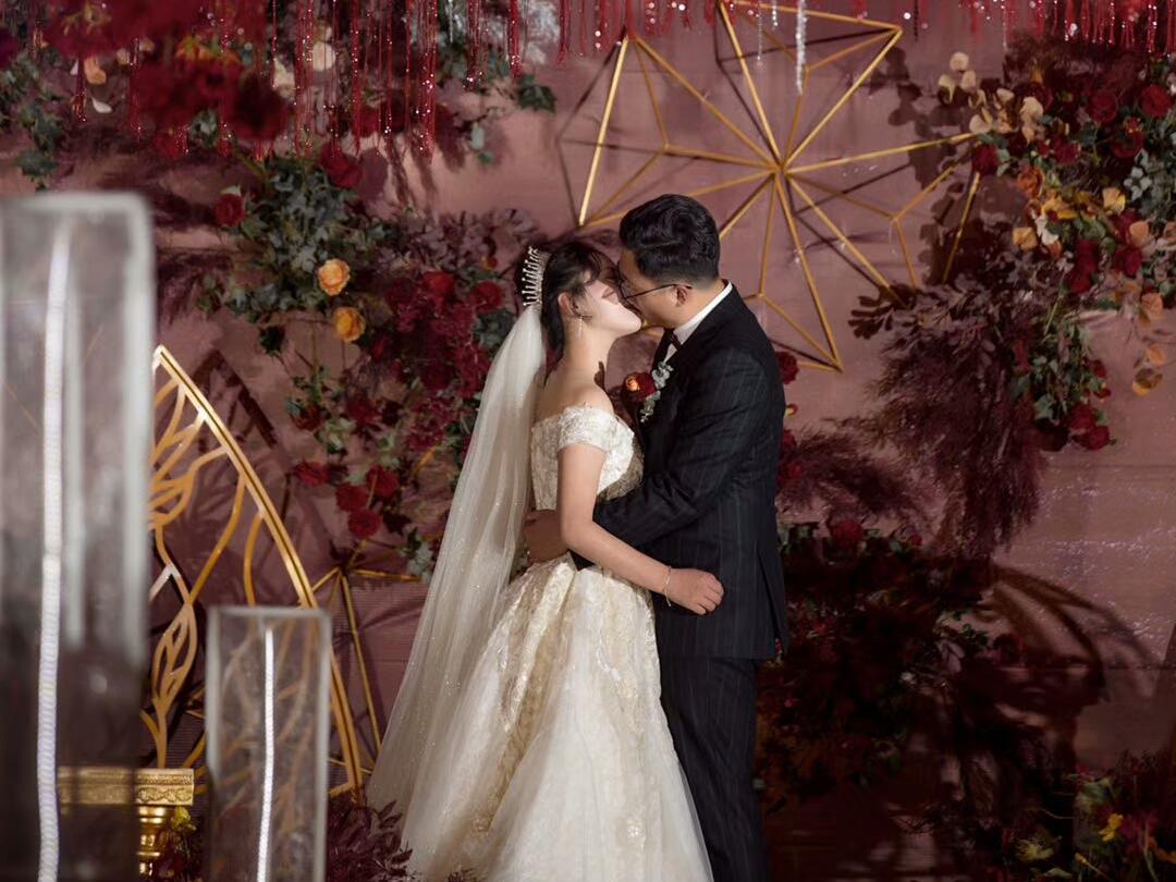 薇亚婚纱 奢华宫廷风长拖尾婚纱