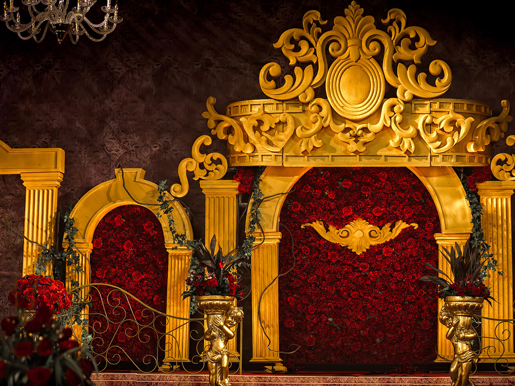 《女王驾到》高贵、奢华、欧式、红金。