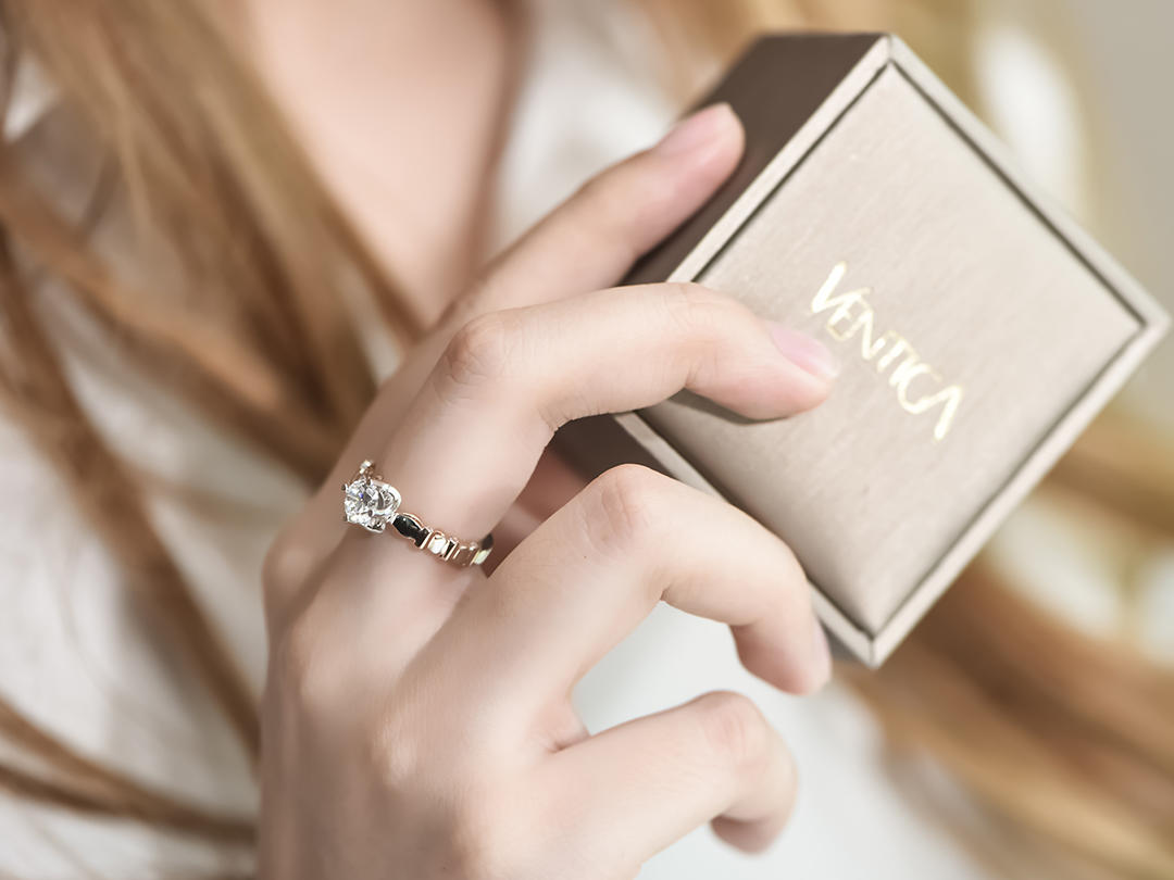 18K金双色钻石首饰结婚钻戒情人节礼物求婚金戒指