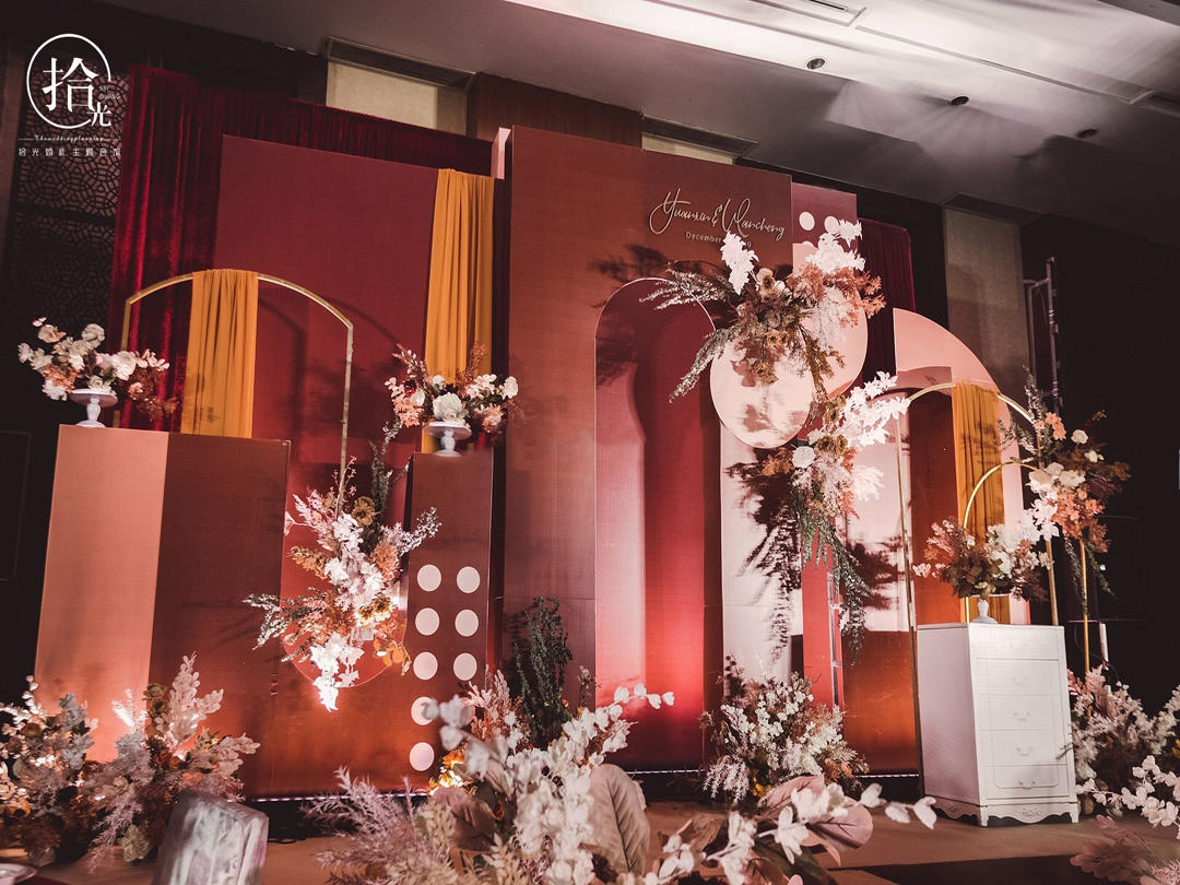 【拾光婚礼】|（极简风设计感红色系室内婚礼布置）
