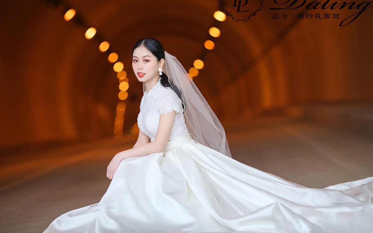 优雅缎面拼接显瘦大拖尾婚纱