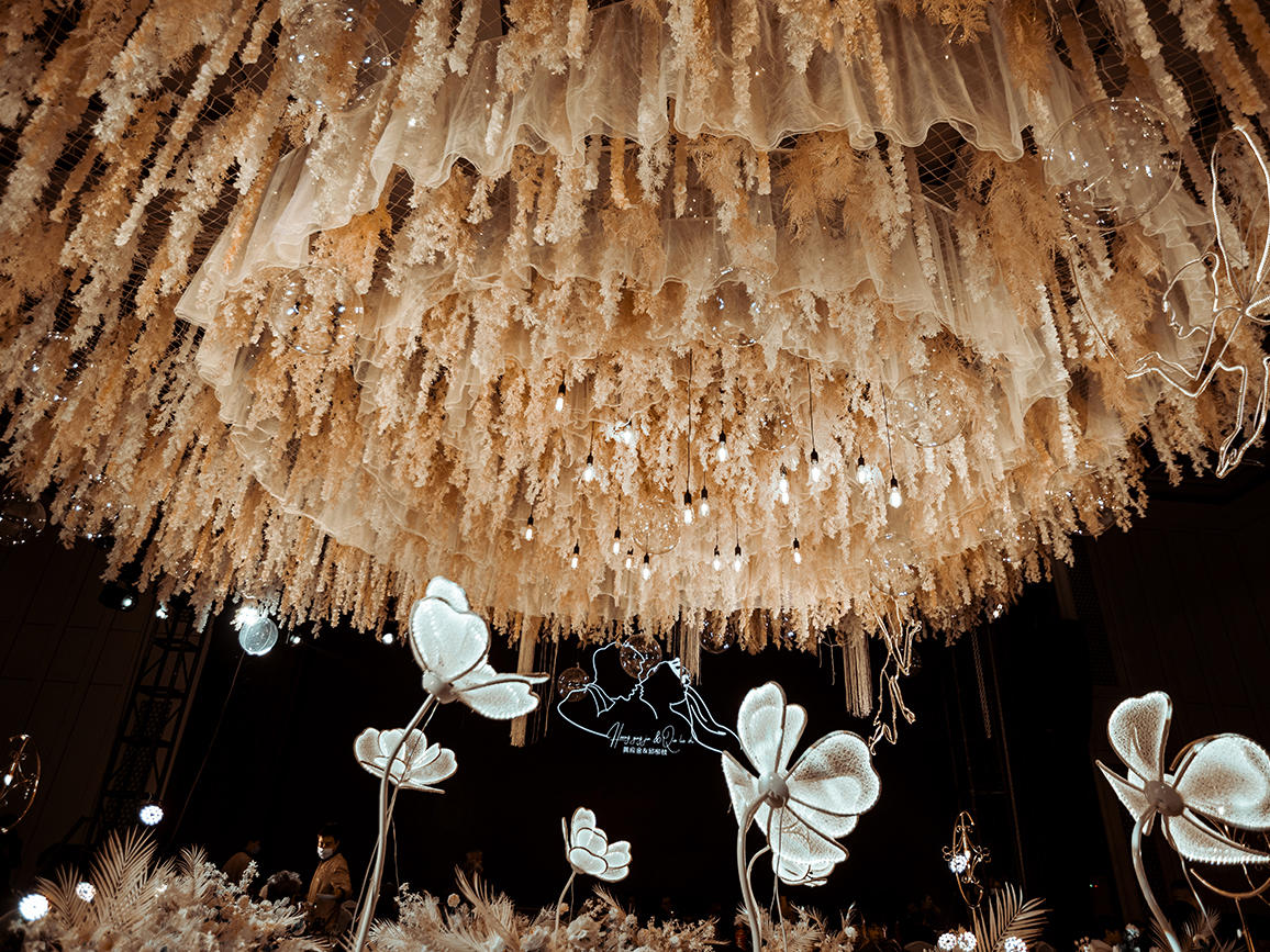 【包含豪华四大，花艺饱满超级大顶口碑婚礼】情愫