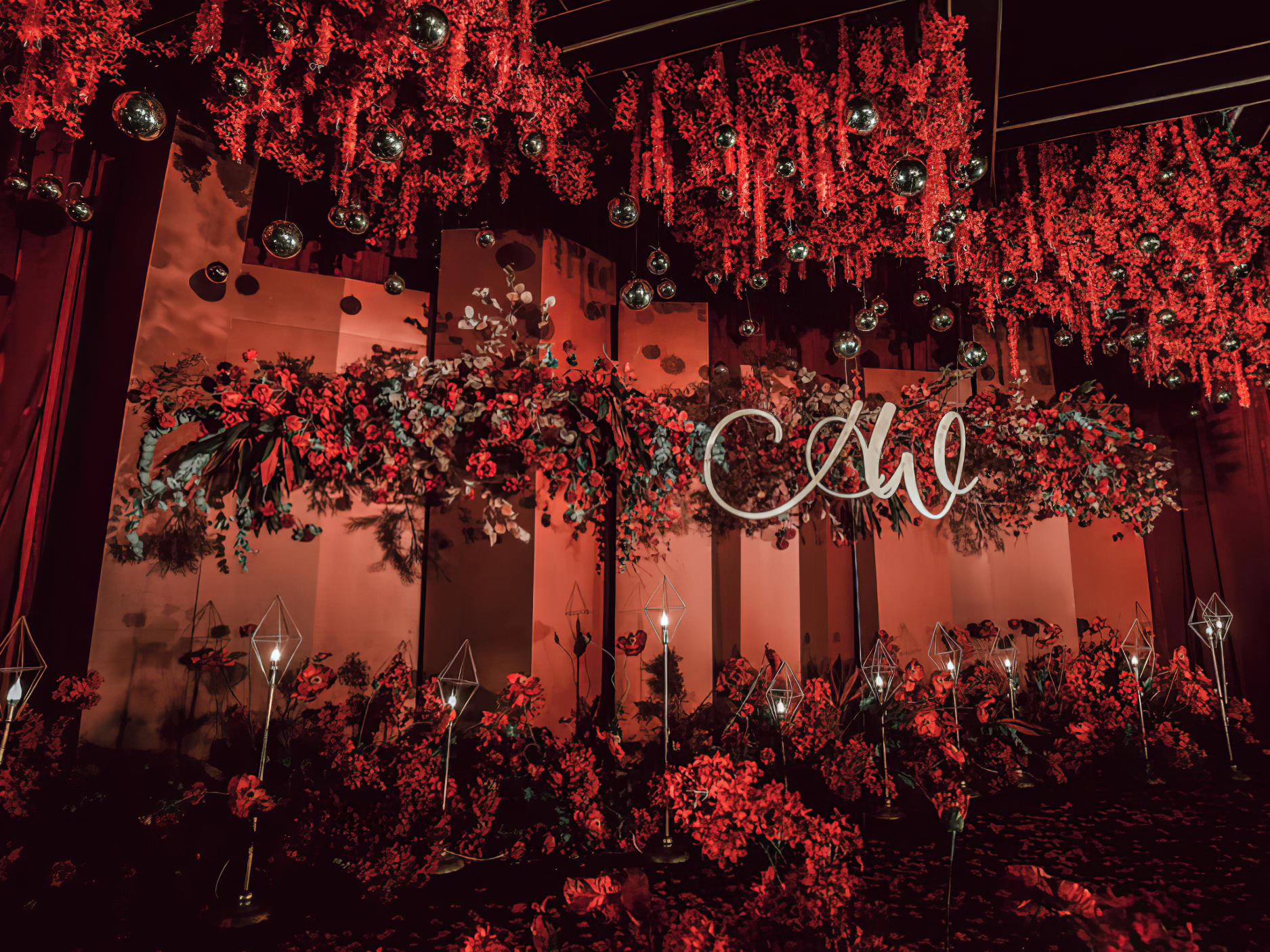 大红色系婚礼顶部装饰造型