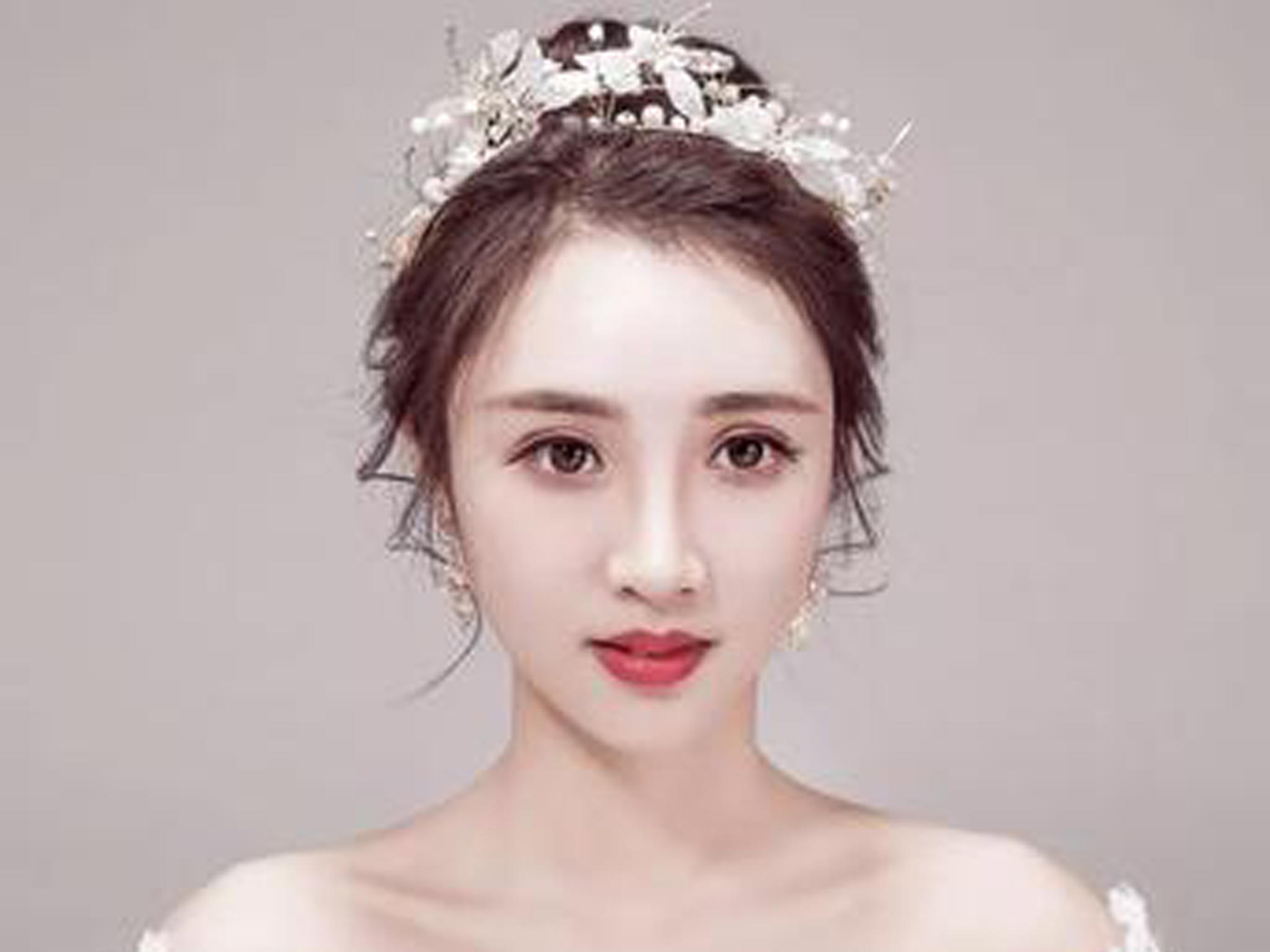 【曼纱婚纱】首席化妆师+3组造型设计+2件伴娘服