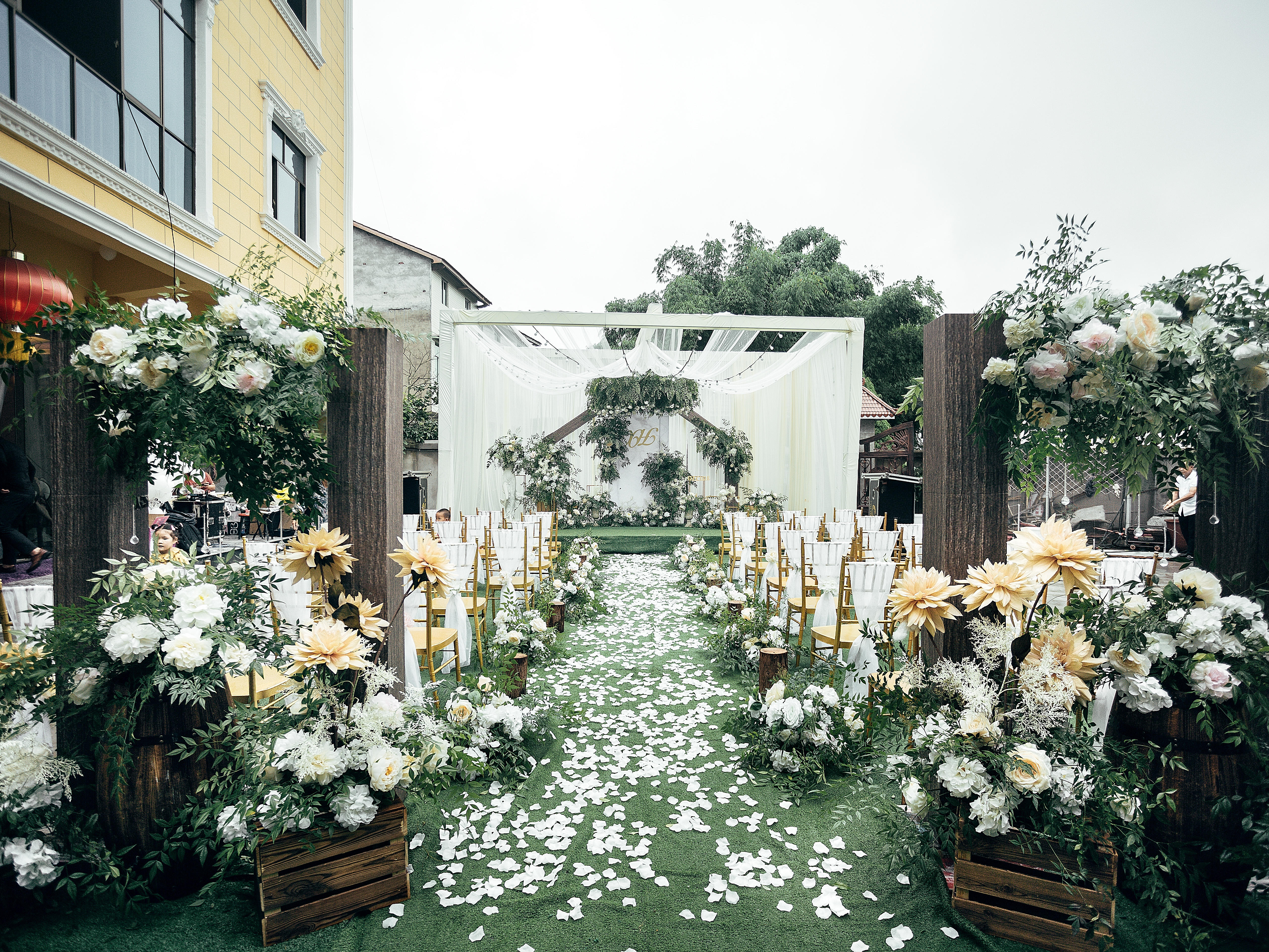 一场纯粹白绿色森系婚礼   