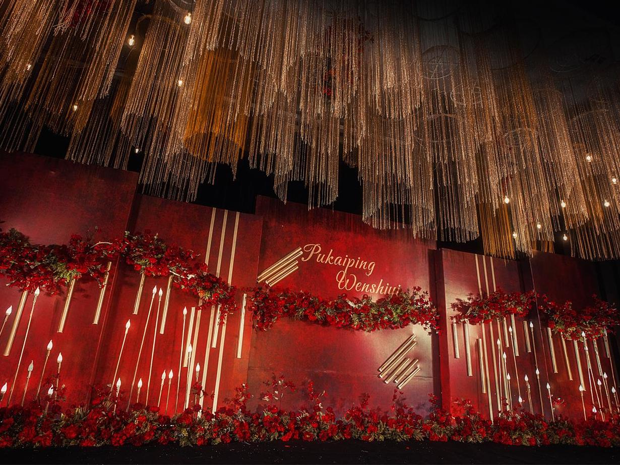 神秘的感觉，热情却不张扬—红 黑  金经典搭配