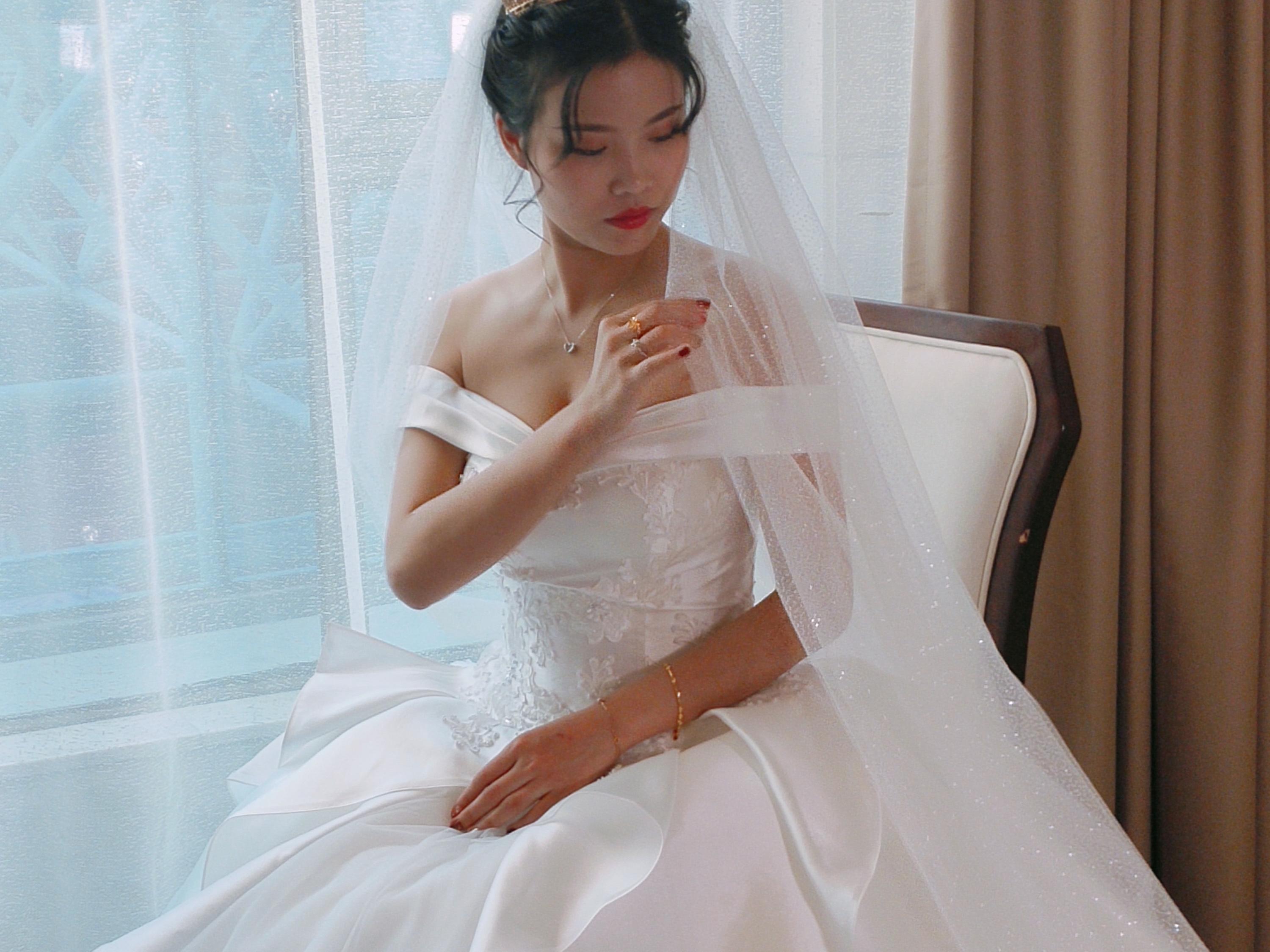 一顾倾城：全天跟妆女神套餐+2个亲友妆/伴娘妆