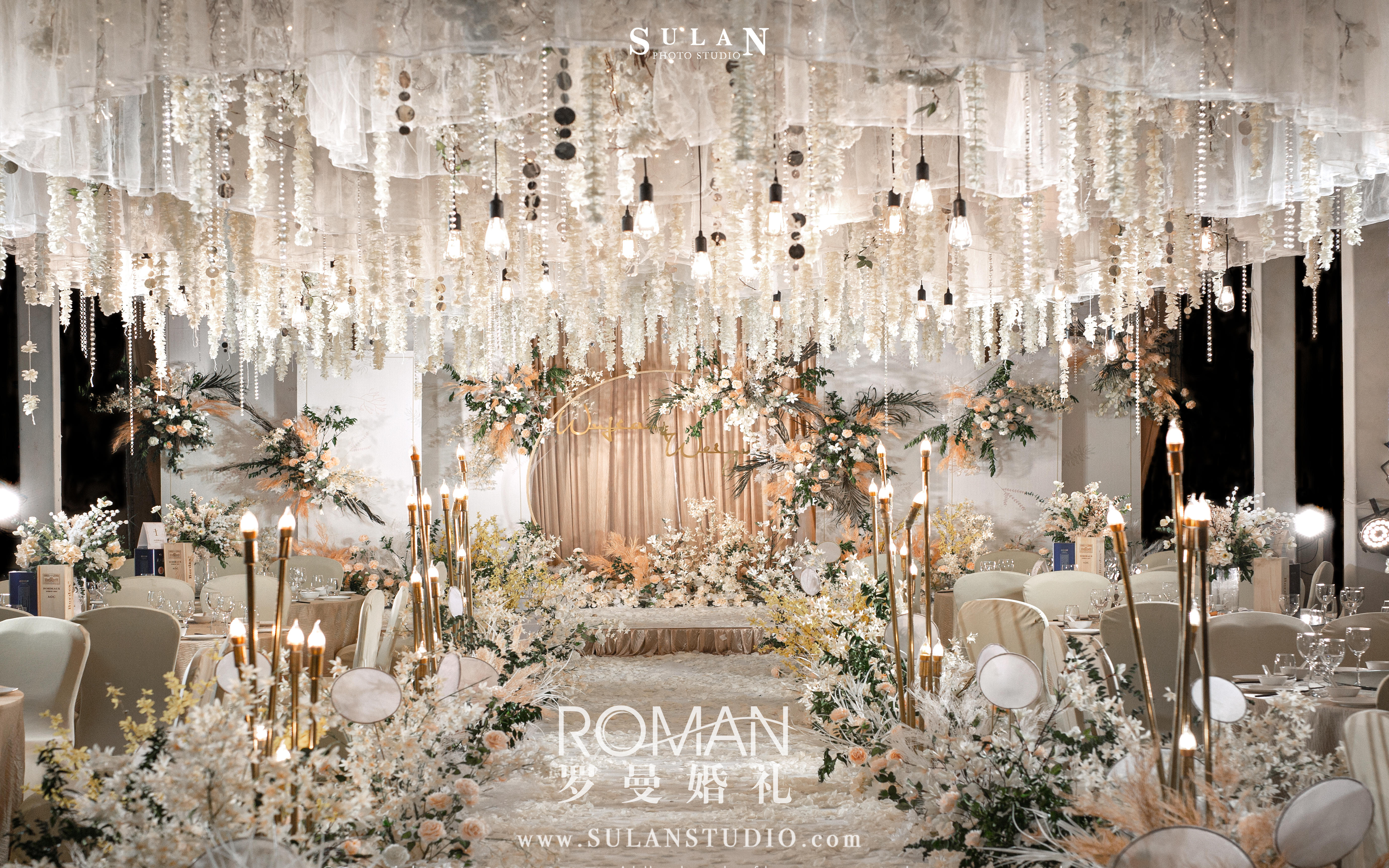 花开如梦白香槟，勾勒出她们爱情的模样。