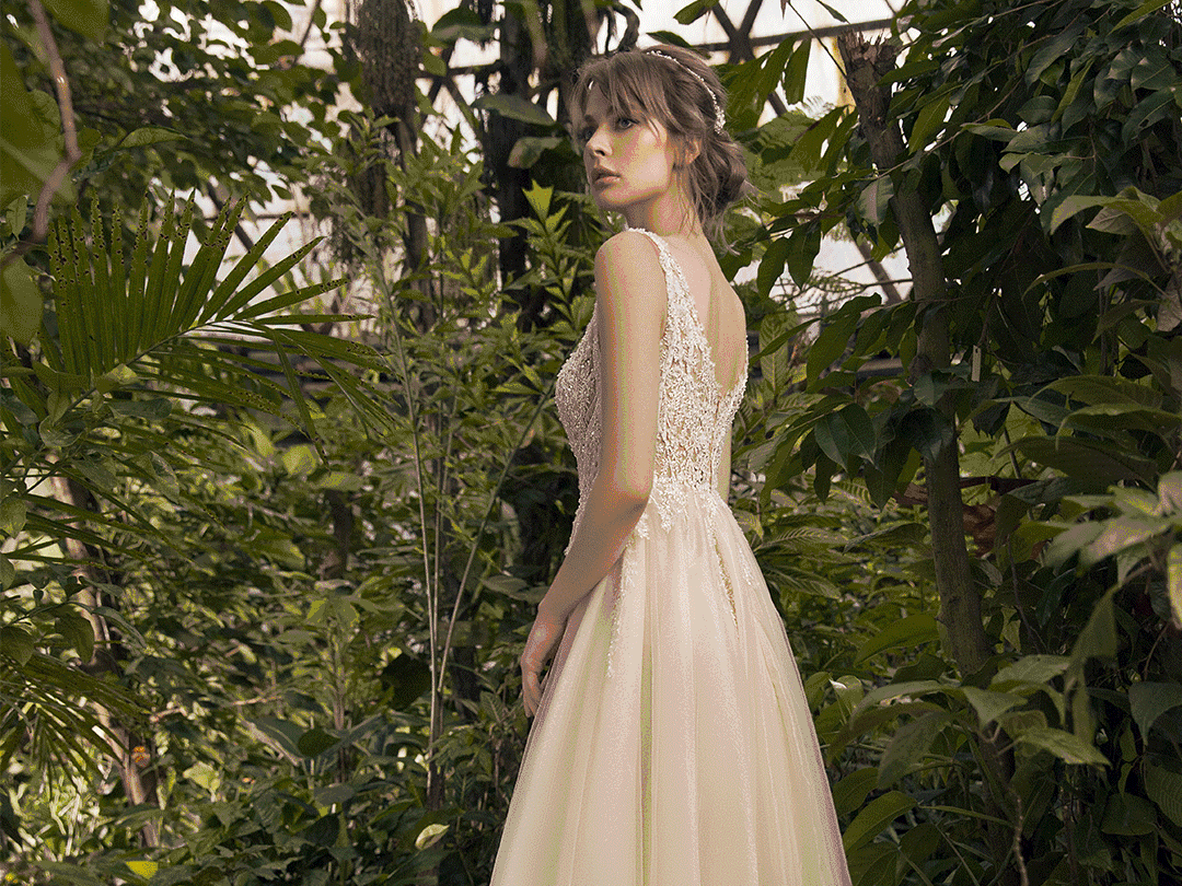 【奢华套餐】乌克兰AV品牌婚纱+品牌设计师礼服