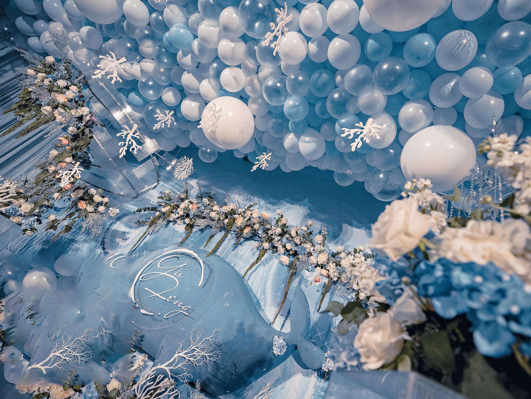 2020年浅蓝白色气球浪漫婚礼