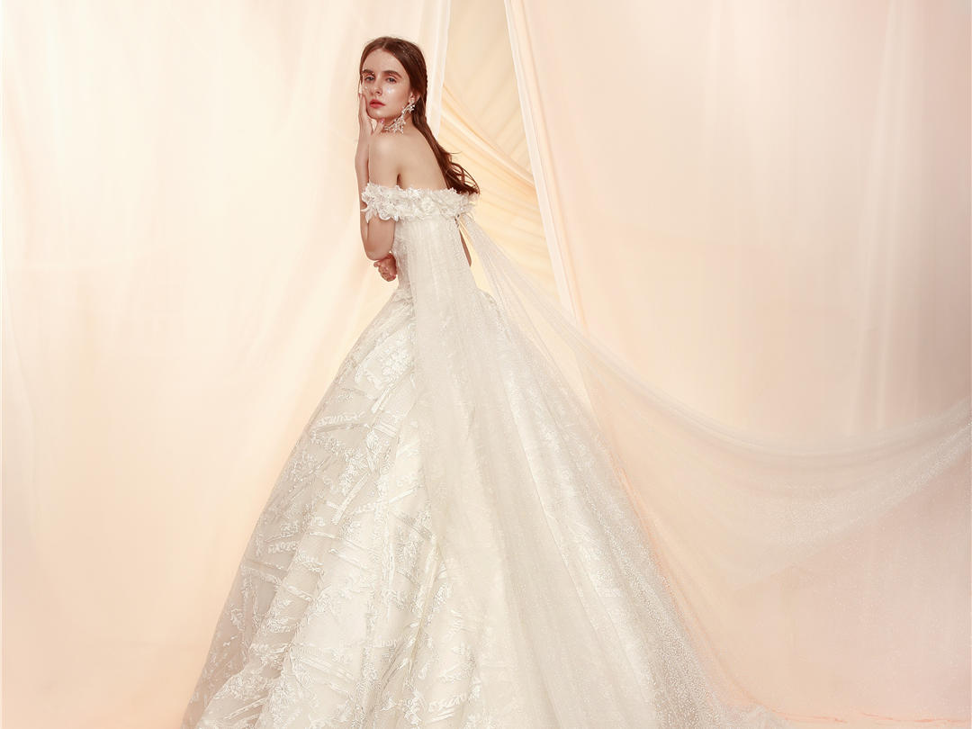 【明星同款】高定婚纱+首席跟妆+定制西服+伴娘服