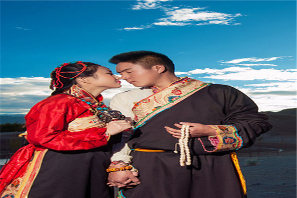 拉萨拍婚纱照_拉萨市区拍婚纱照