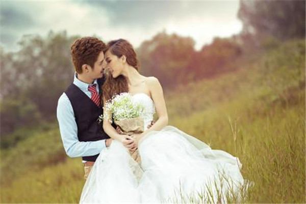 新颖婚纱照_婚纱照图片室内(2)